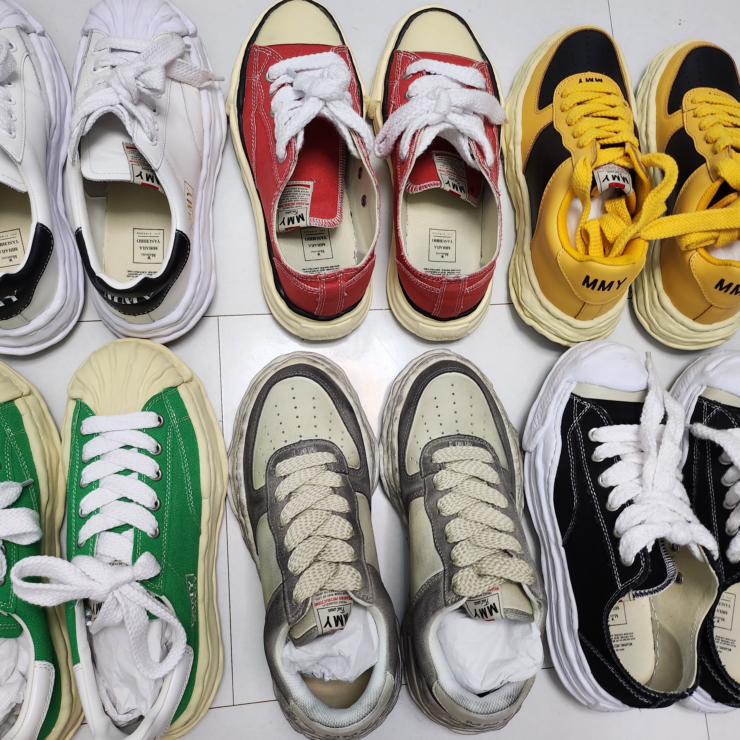 Maison Mihara Yasuhiro Peterson VL OG Sole Canvas Low-top Sneakers Orange, Maison Mihara Yasuhiro Blakey OG Sole Leather Low-top Sneakers White 착용 스타일 - 2