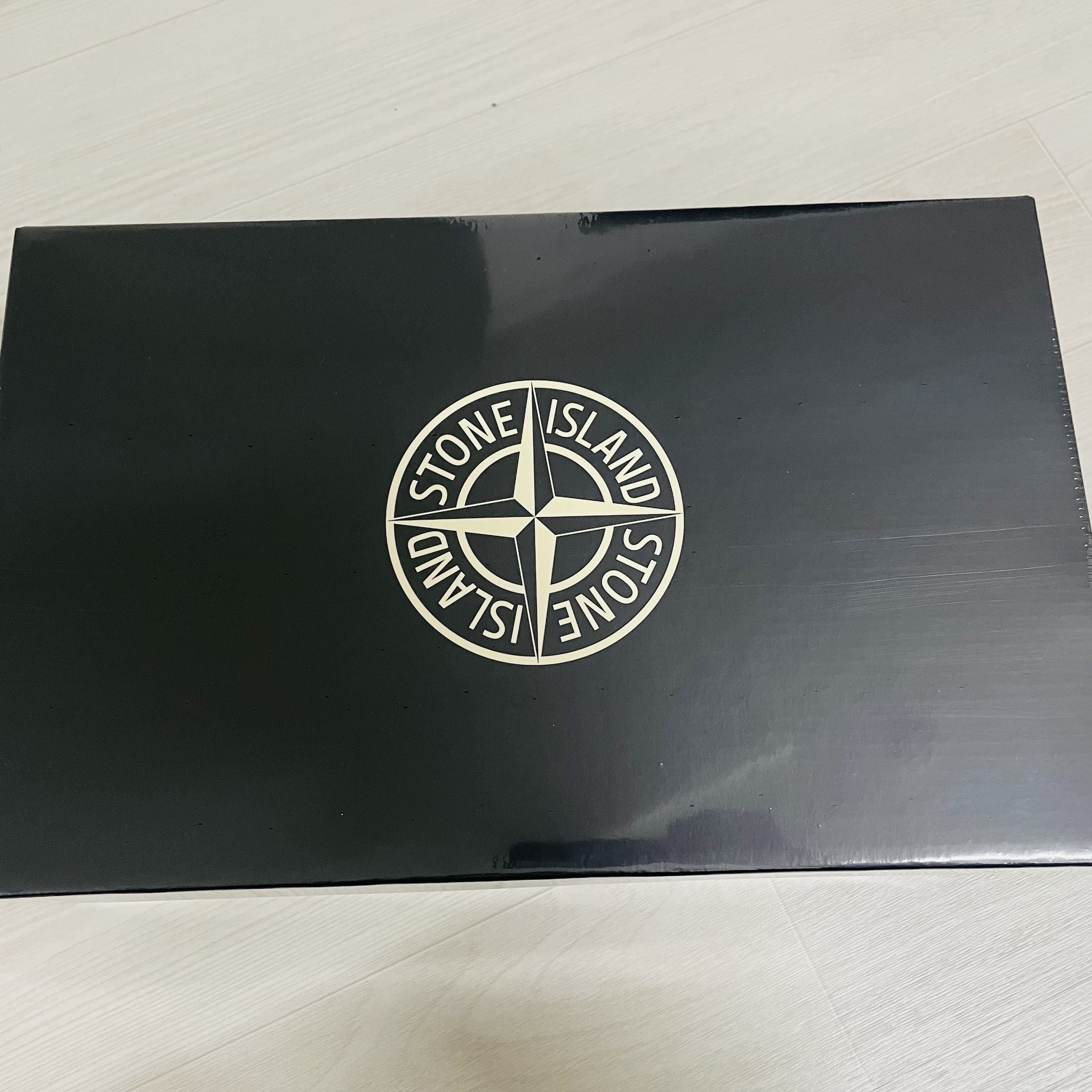 New Balance x Stone Island 574 Legacy Green 착용 스타일 - 1