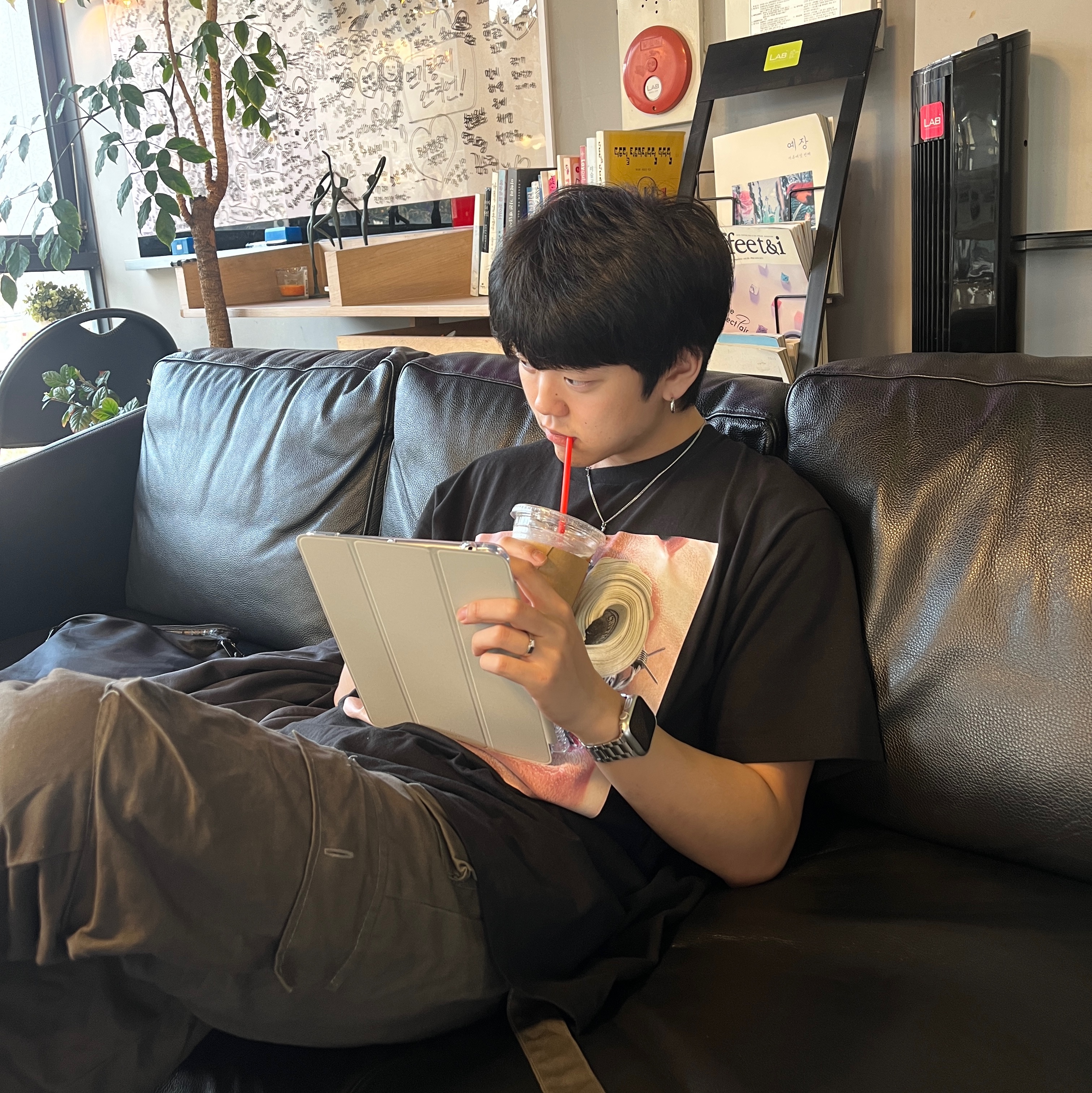 Supreme Braces T-Shirt Black -22FW 착용 스타일