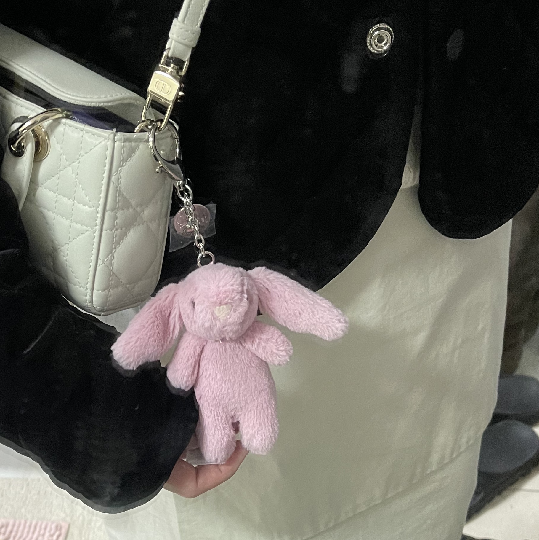 Jellycat Bashful Bunny Bag Charm Tulip 착용 스타일
