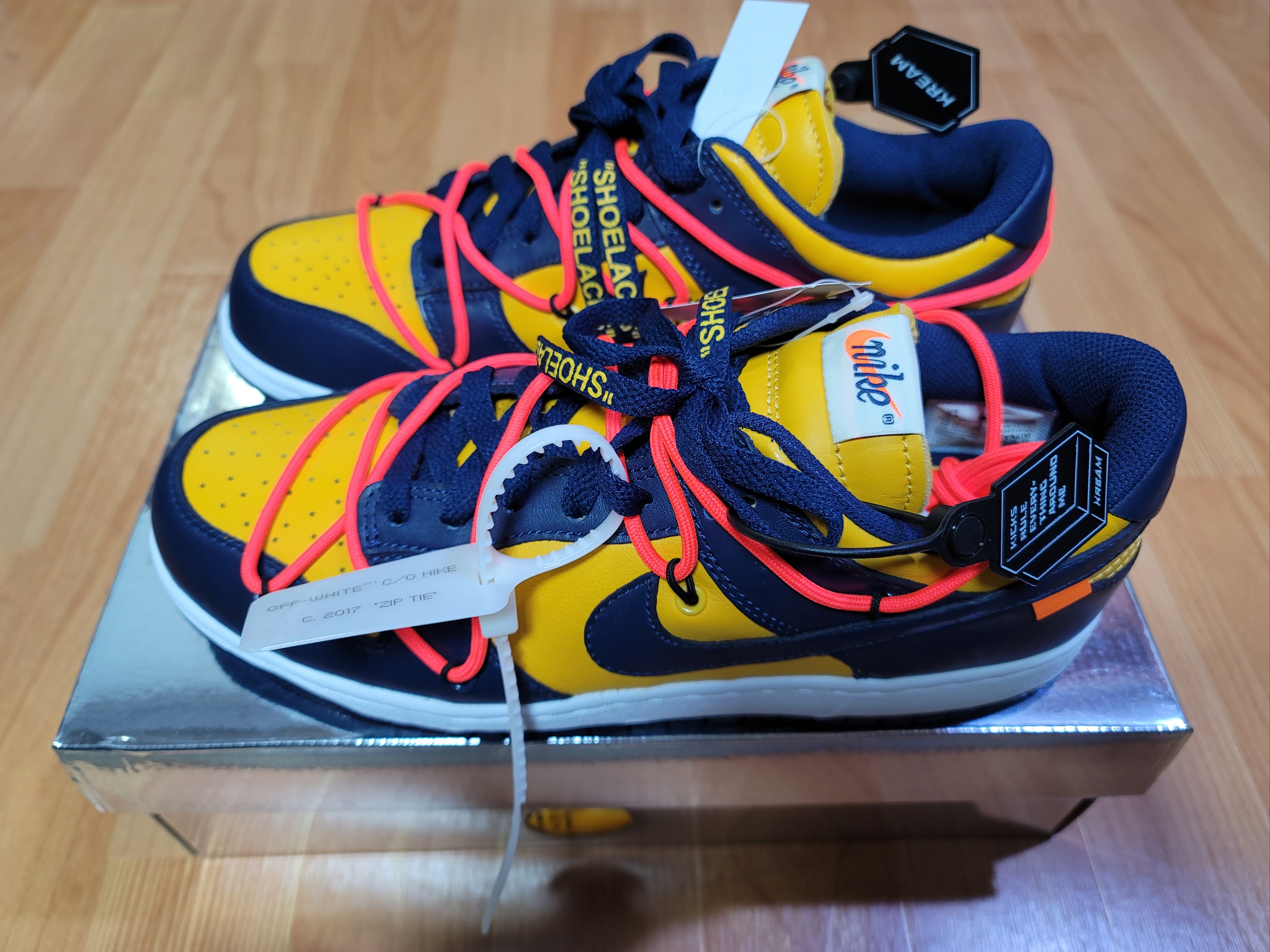 Nike x Off-White Dunk Low University Gold Midnight Navy 착용 스타일 - 2