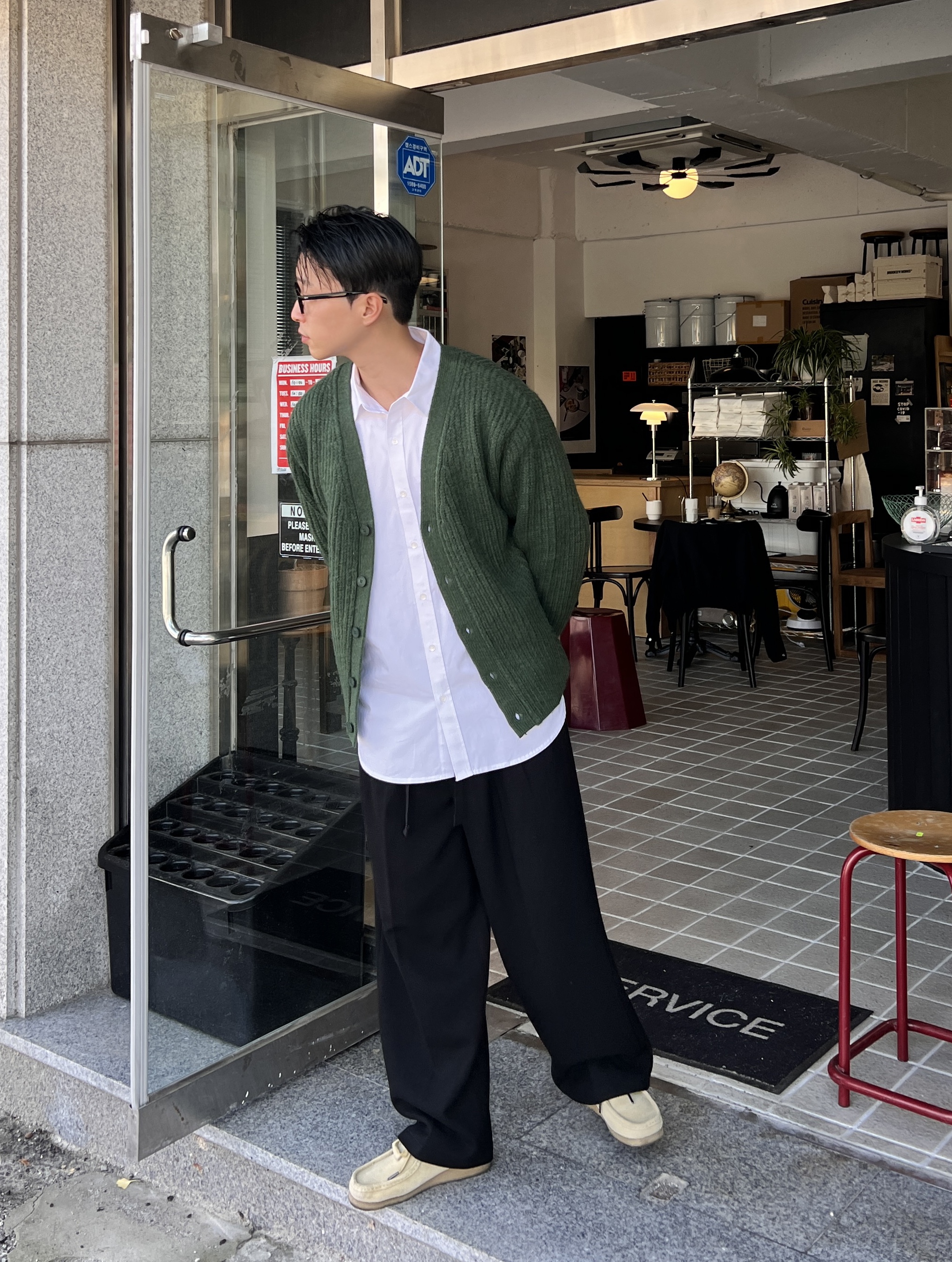 Clarks Wallabee Maple Suede 착용 스타일 - 1