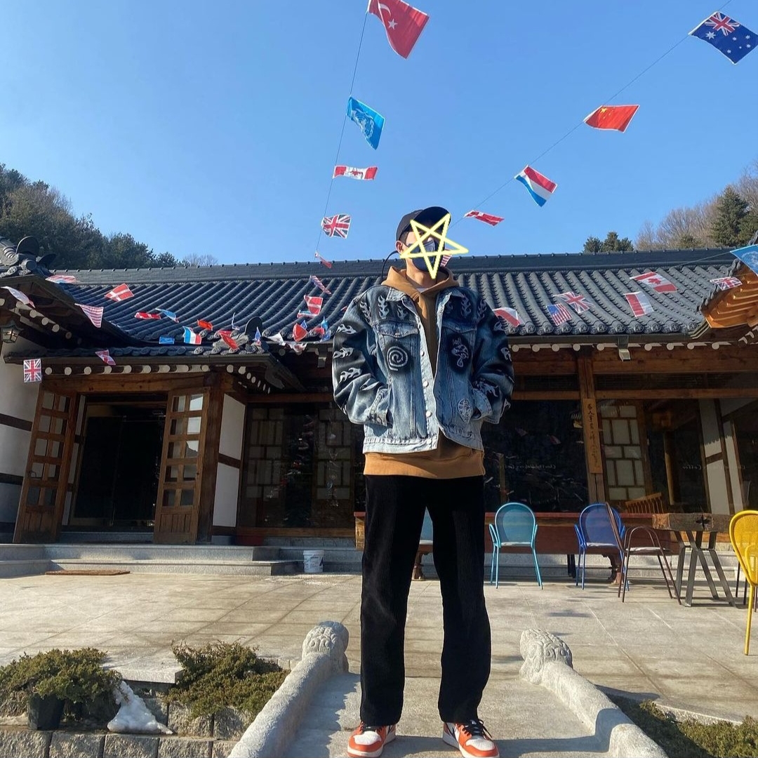 Stussy x Dries Van Noten Hand Stencilled Denim Jacket Washed Blue 착용 스타일
