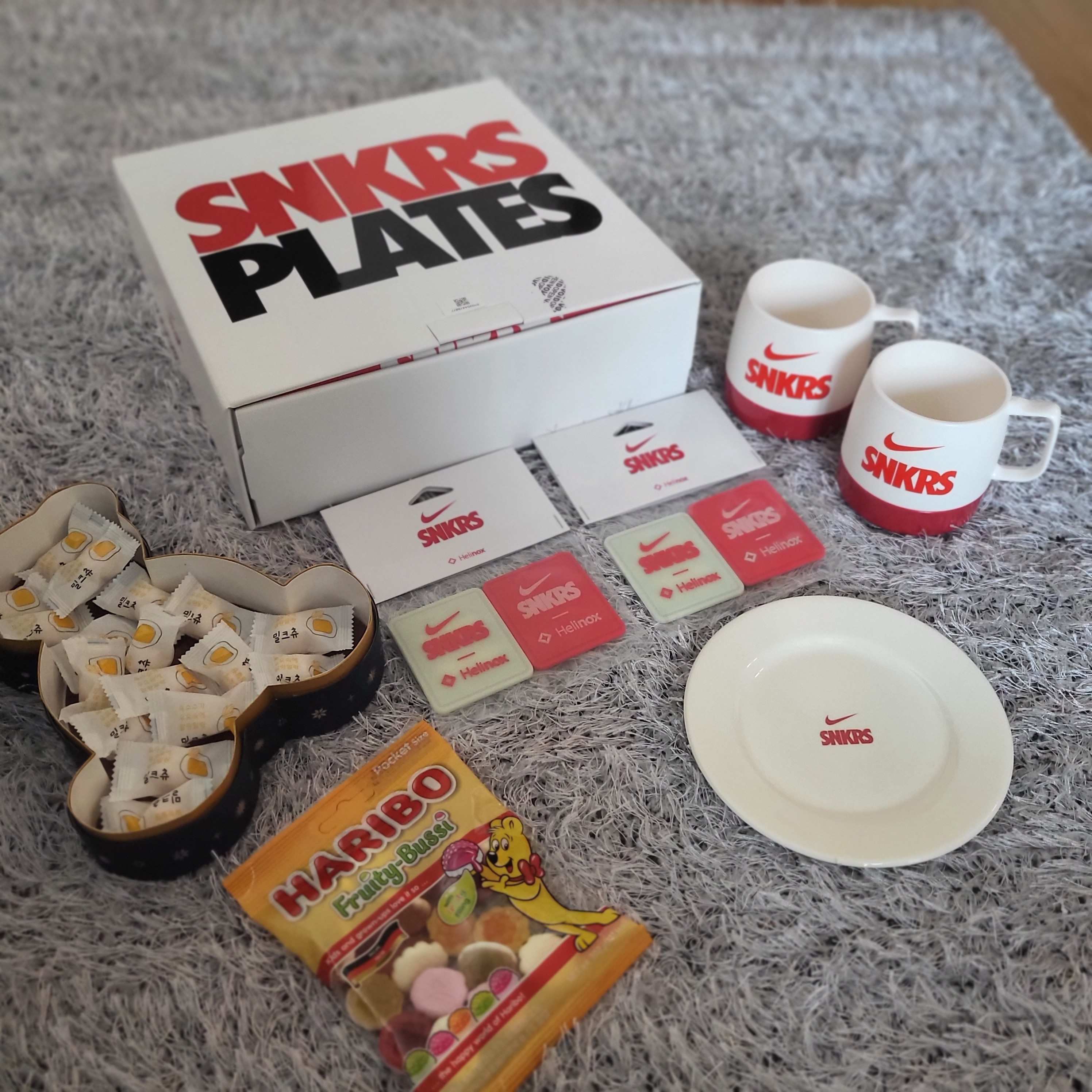 Helinox x Nike SNKRS Lounge Souvenir Dinex Mug White, Nike SNKRS Ceramic Plate Set Sail University Red 착용 스타일 - 2