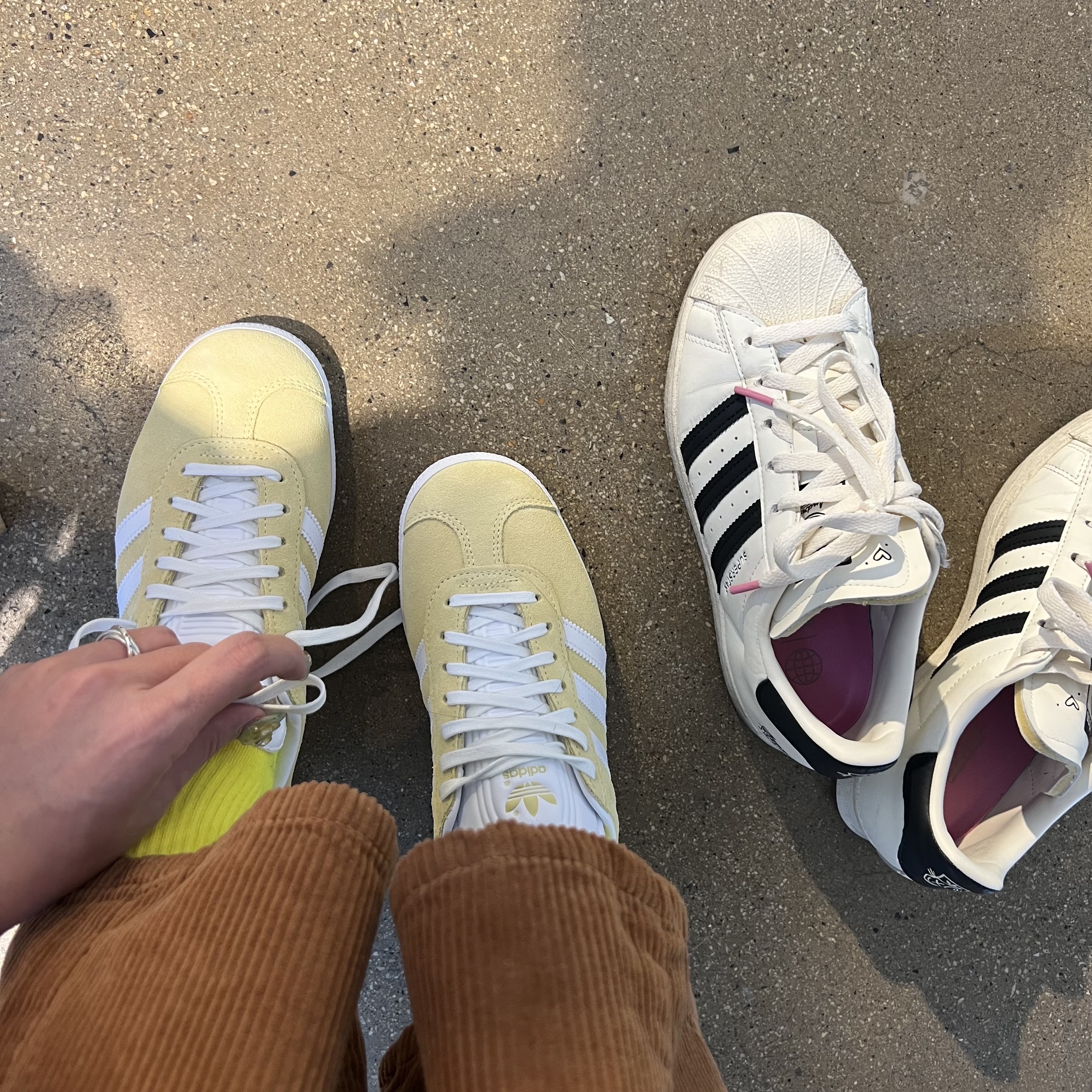 Adidas Gazelle Almost Yellow, Adidas x Andre Saraiva Superstar Cream White Core Black 착용 스타일 - 4