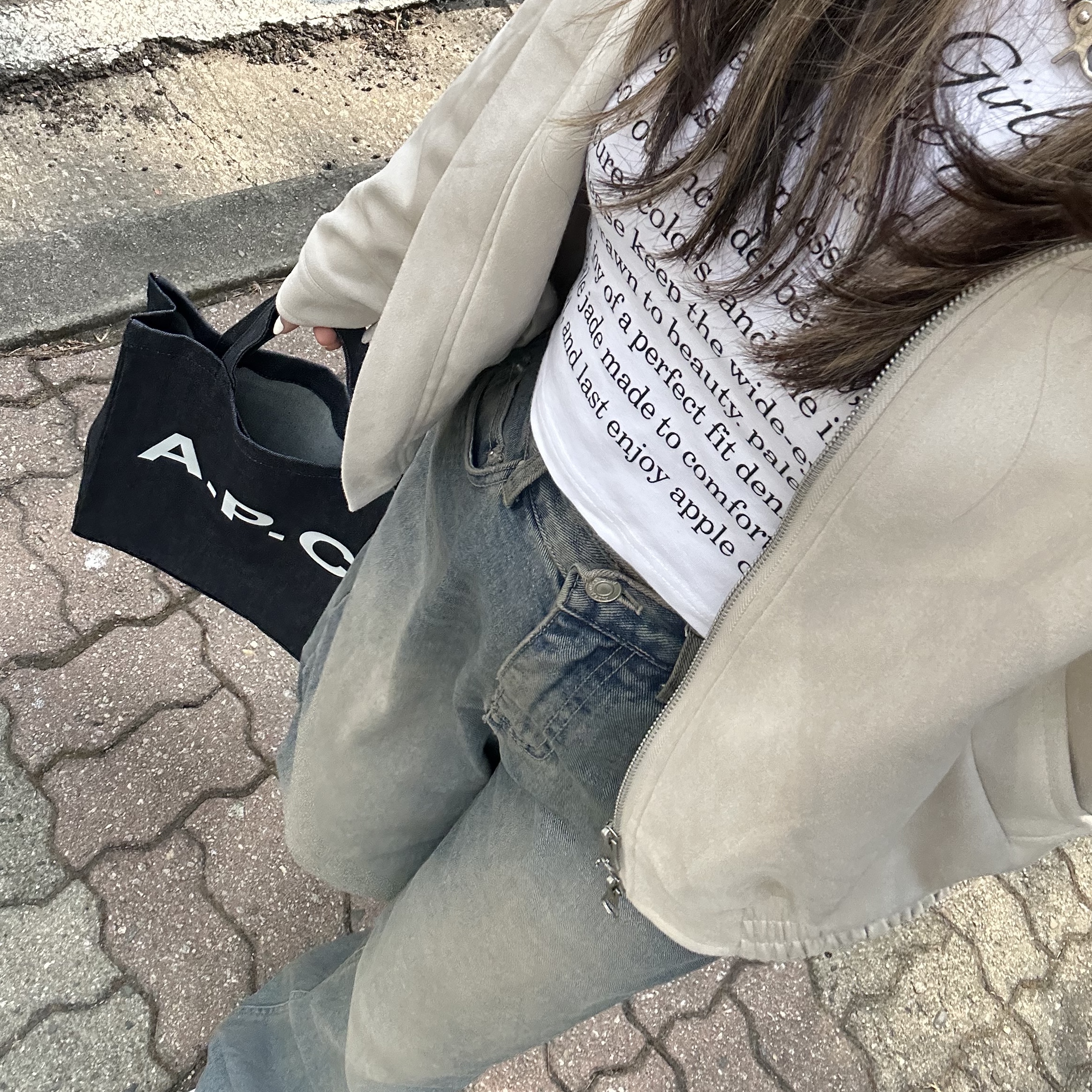A.P.C. Lou Mini Tote Bag Indigo 착용 스타일