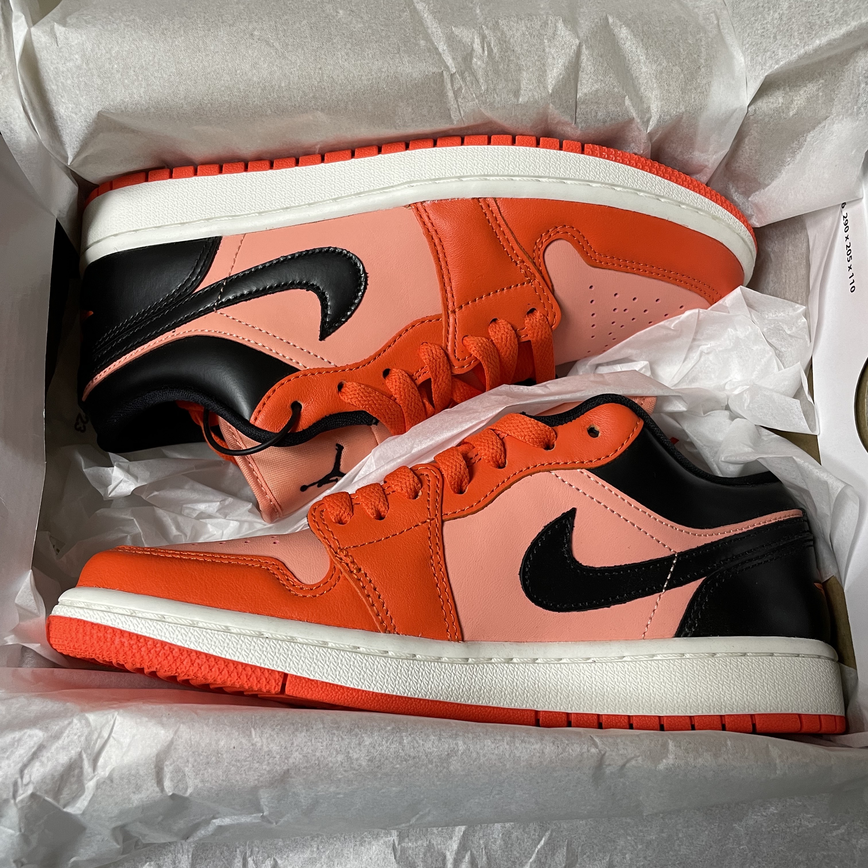 (W) Jordan 1 Low SE Rush Orange Black 착용 스타일 - 1