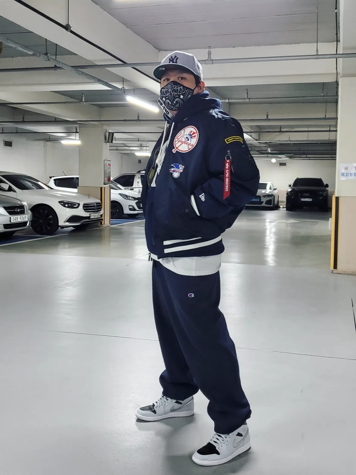 Jordan 1 Mid Pure Platinum Metallic Silver, New Era x Alpha Industries x MLB New York Yankees MA-1 Bomber Jacket Replica Blue 착용 스타일 - 2