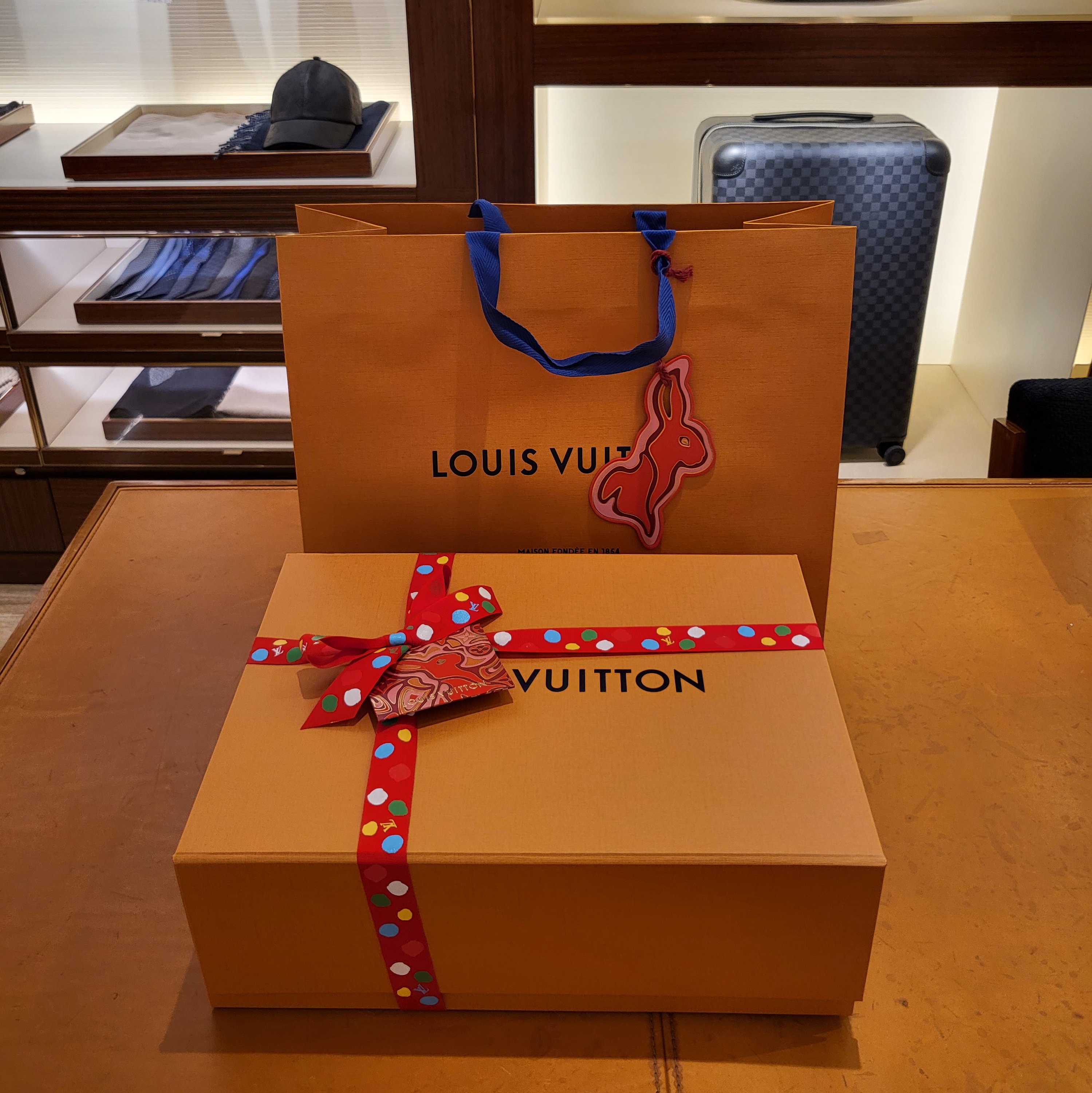 Louis Vuitton x NBA LV Loafers Monogram Embossed Leather Black 착용 스타일 - 2