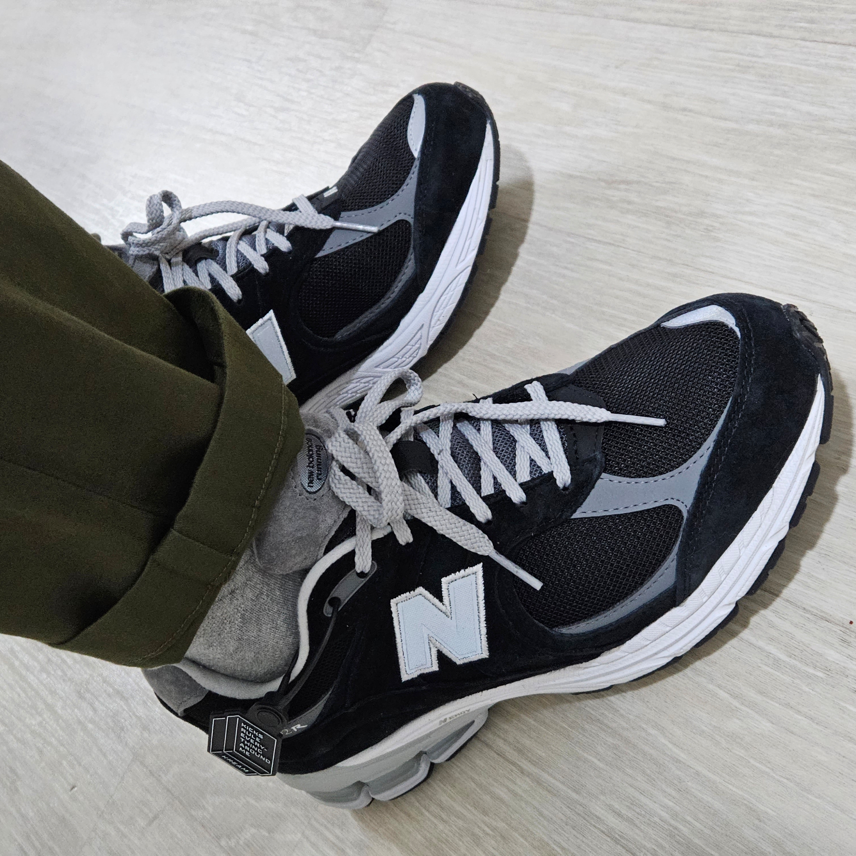 New Balance 2002R Gore-Tex Black Silver Metalic 착용 스타일 - 1