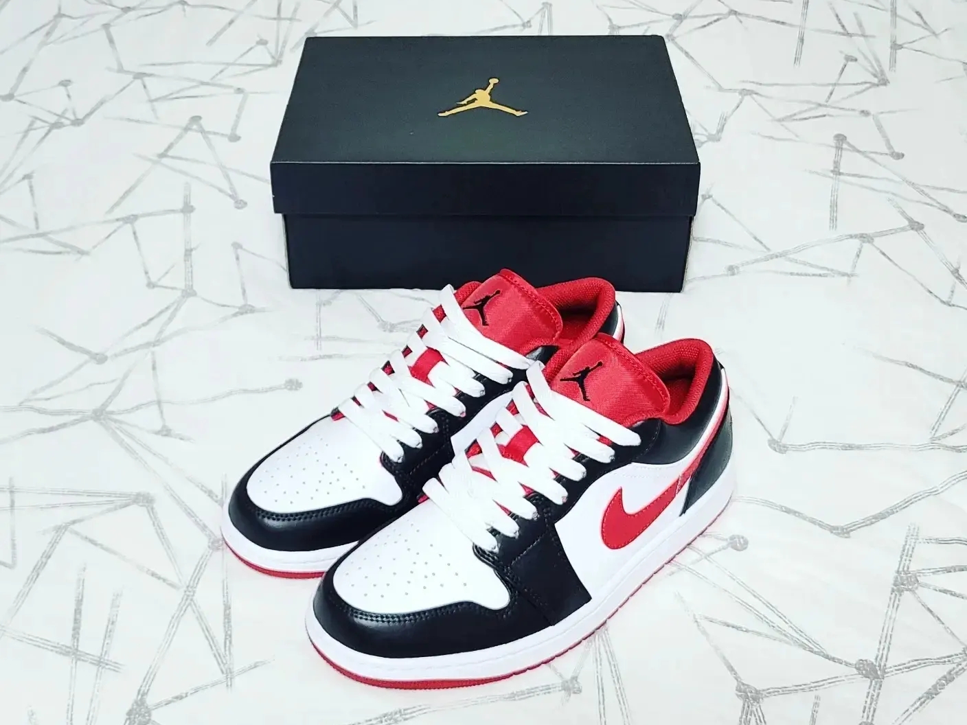 Jordan 1 Low White Gym Red Black 착용 스타일 - 1