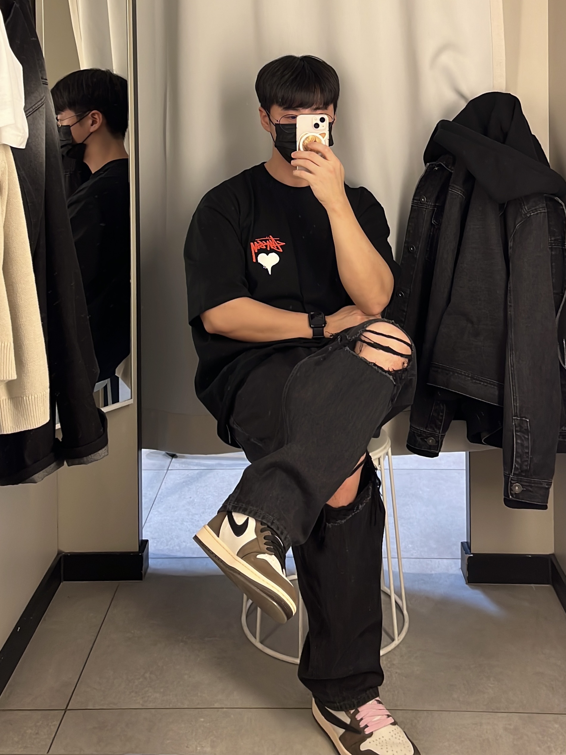 Stussy Stock Heart T-Shirt Black, Jordan 1 x Travis Scott Retro High OG SP Mocha 착용 스타일