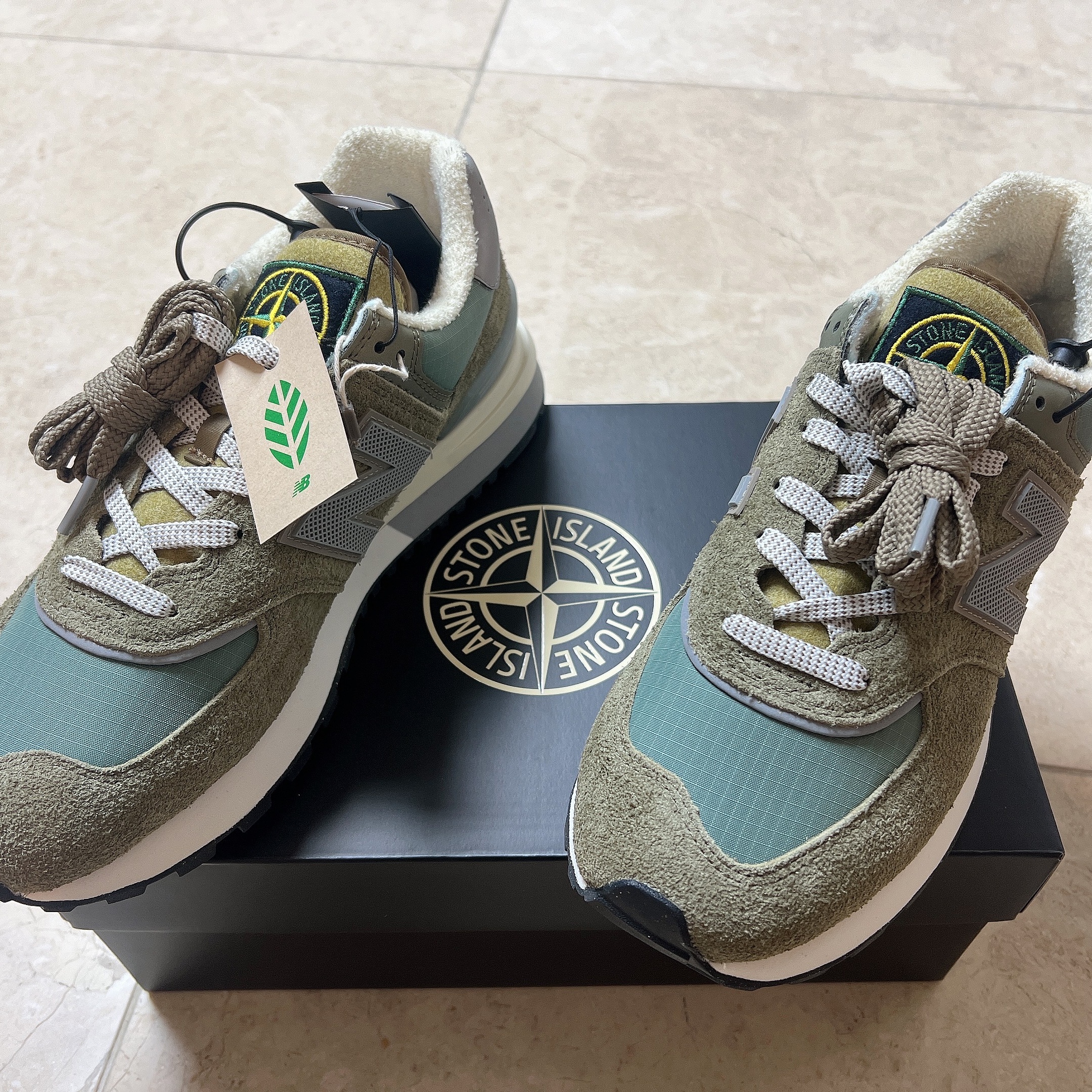 New Balance x Stone Island 574 Legacy Green 착용 스타일 - 4