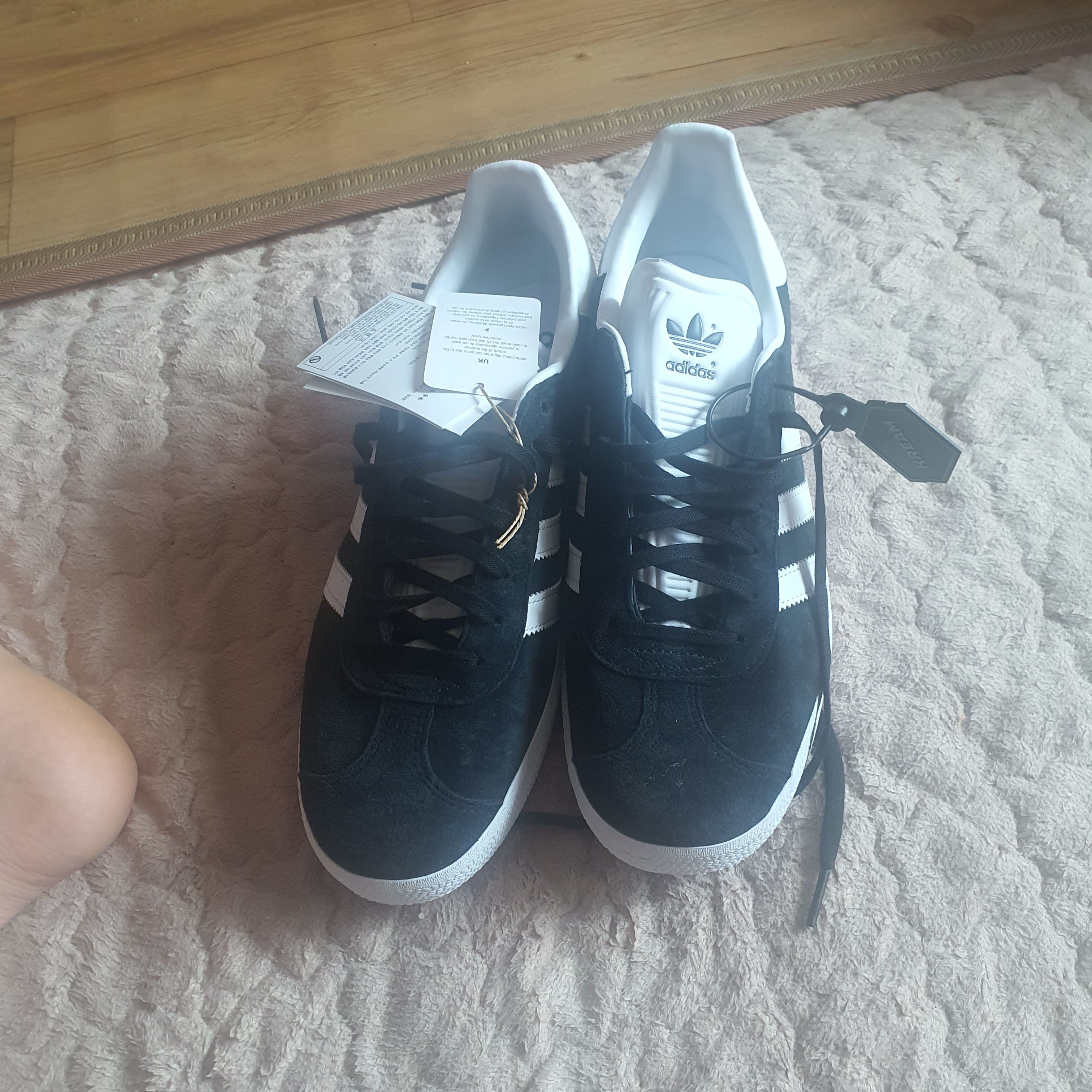 Adidas Gazelle Core Black White 착용 스타일