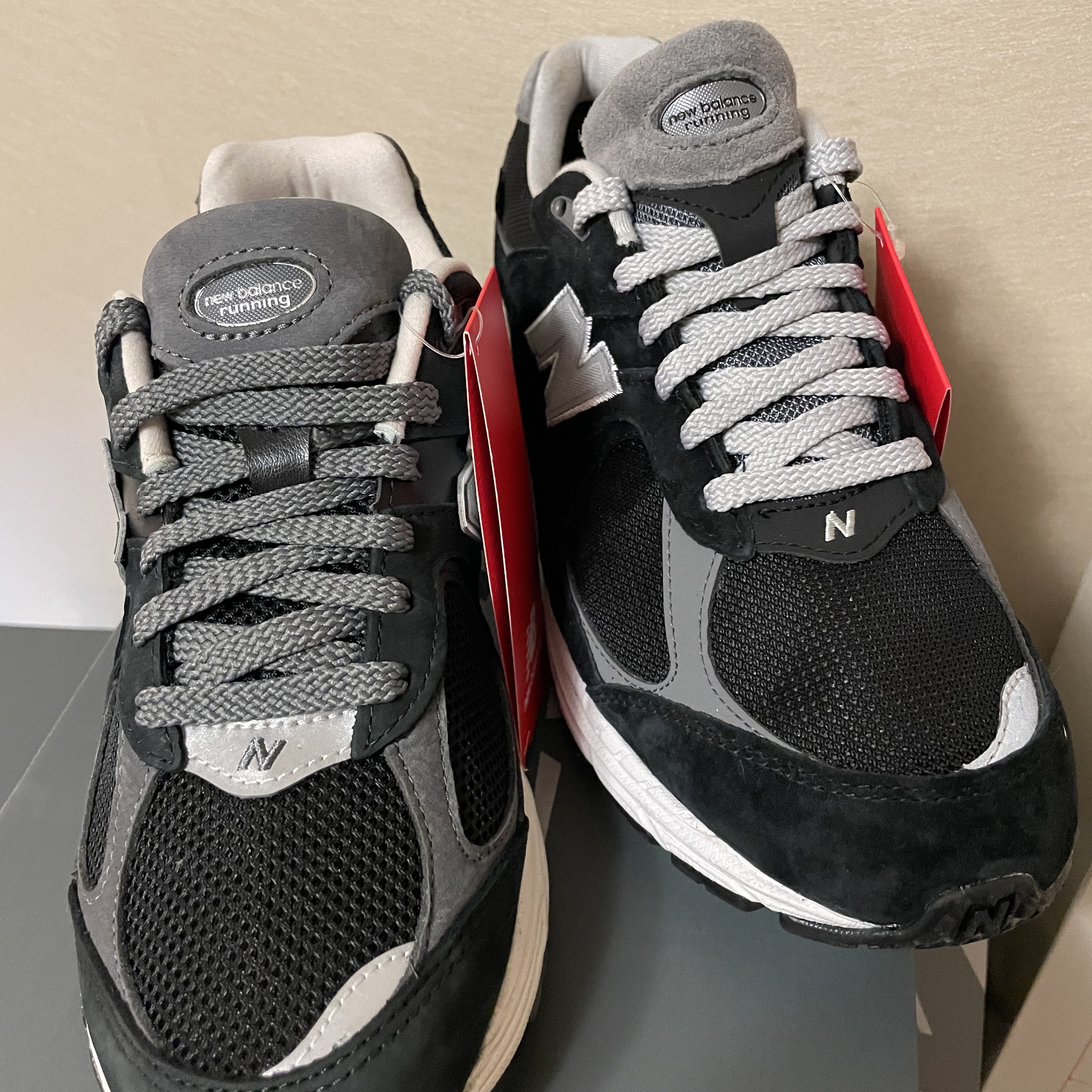 New Balance 2002R Gore-Tex Black Silver Metalic, New Balance 2002R Premium Vintage Black 착용 스타일 - 3