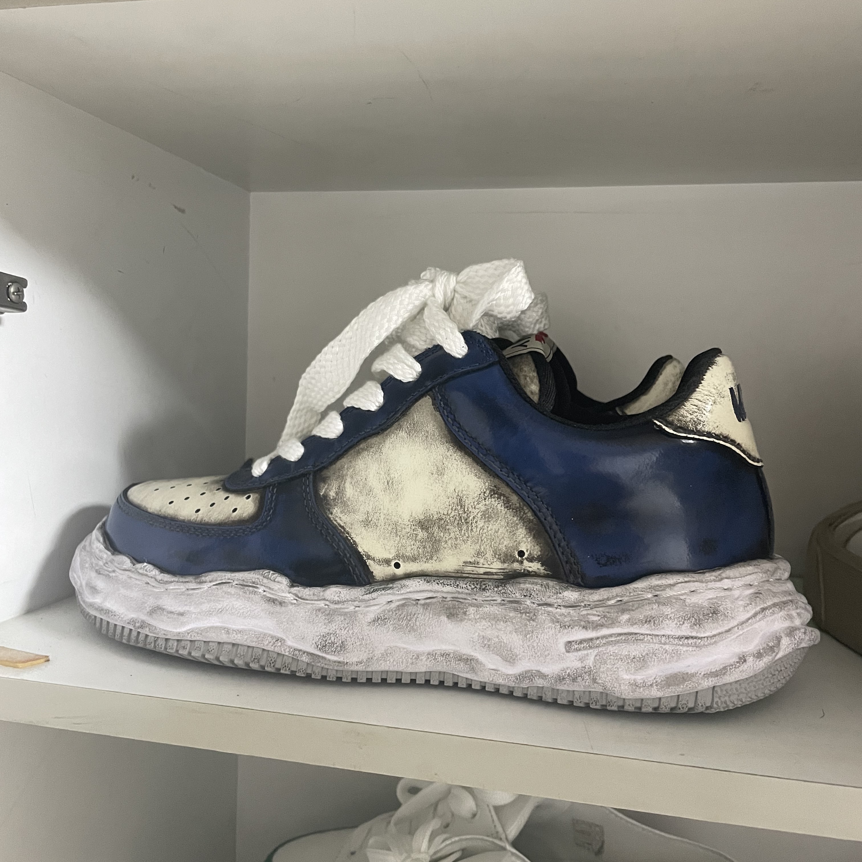 Maison Mihara Yasuhiro Wayne OG Sole Brushed Patent Low-top Sneakers Blue 착용 스타일