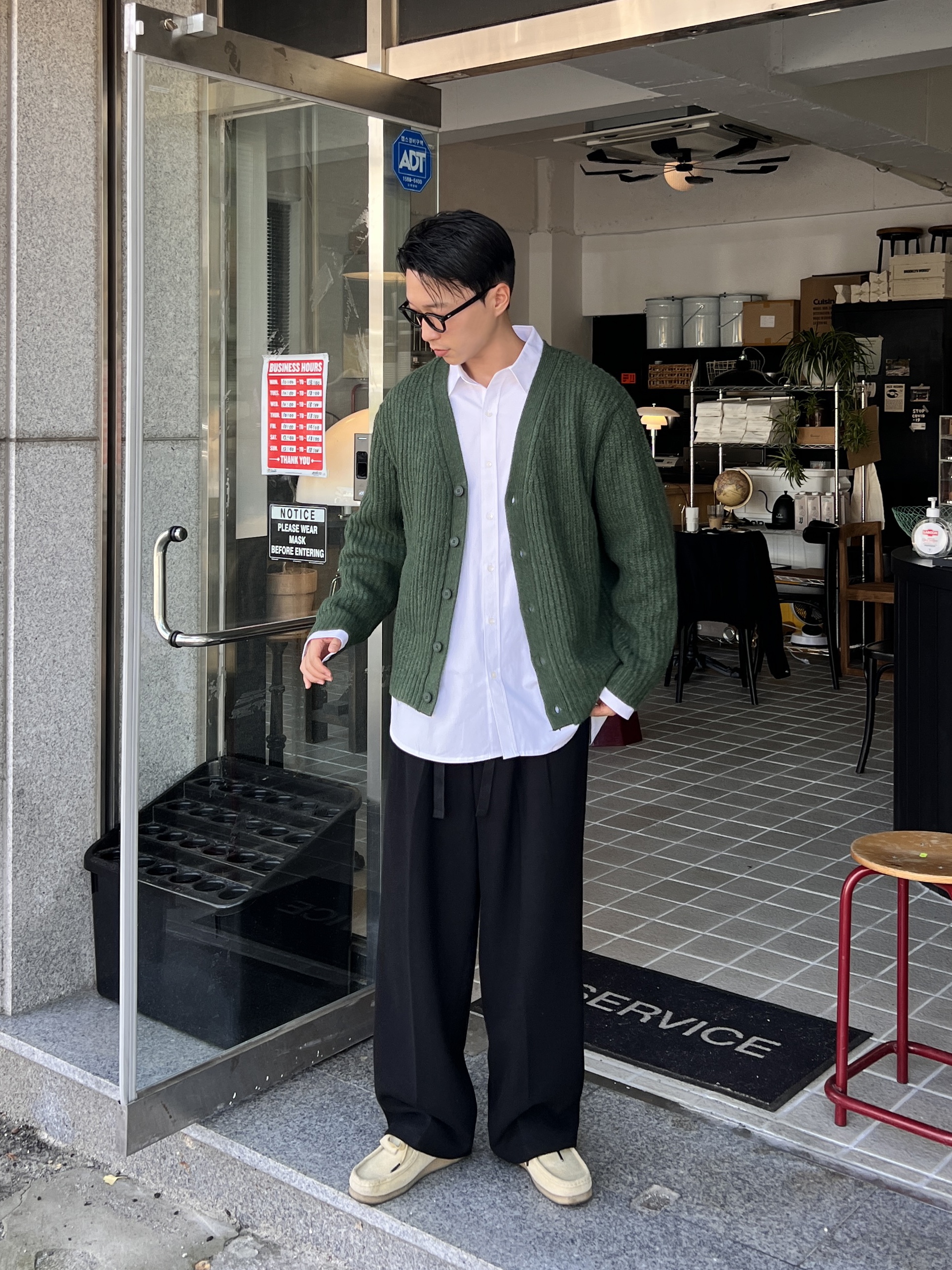 Clarks Wallabee Maple Suede 착용 스타일 - 2