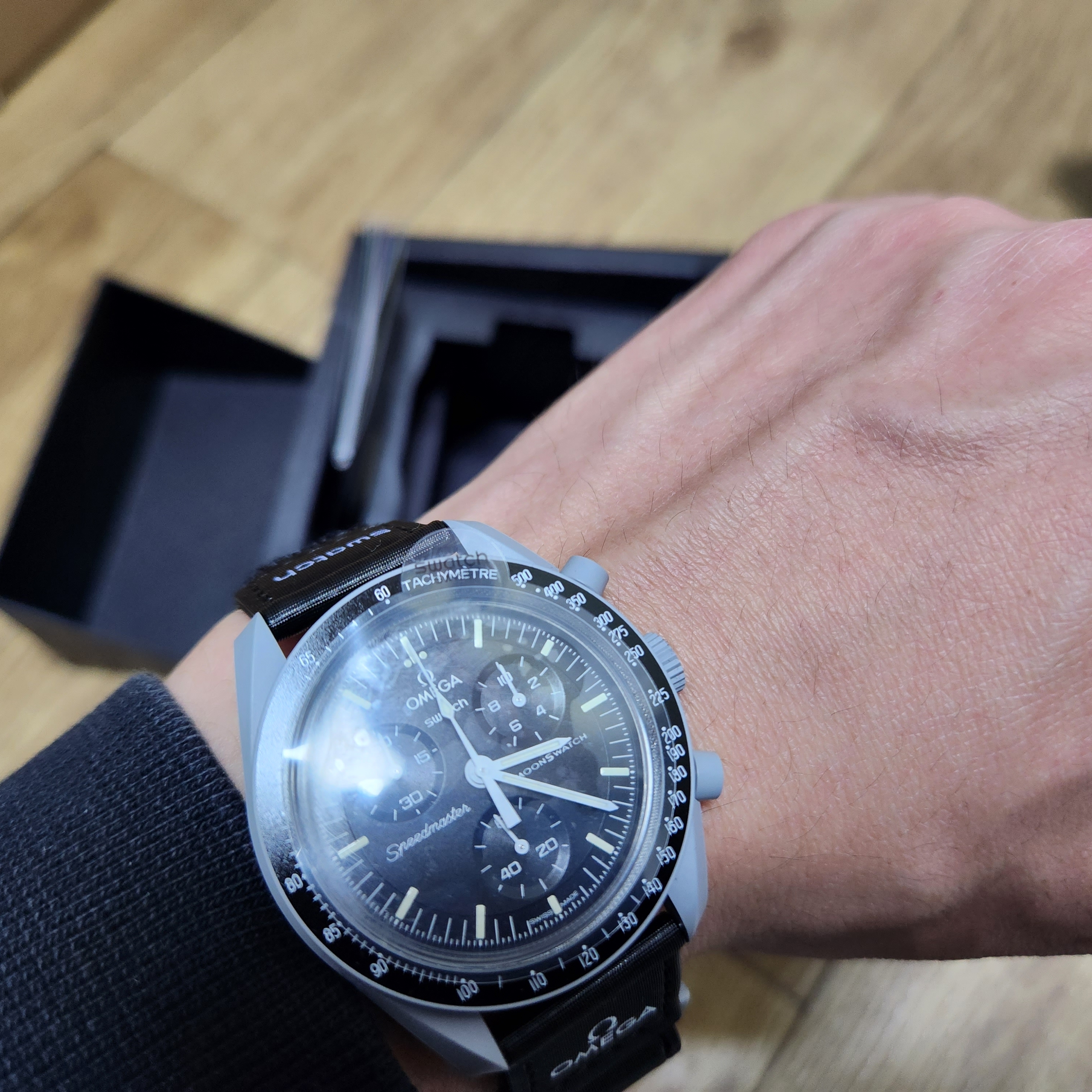 Swatch x Omega Bioceramic MoonSwatch Mission To The Moon 착용 스타일