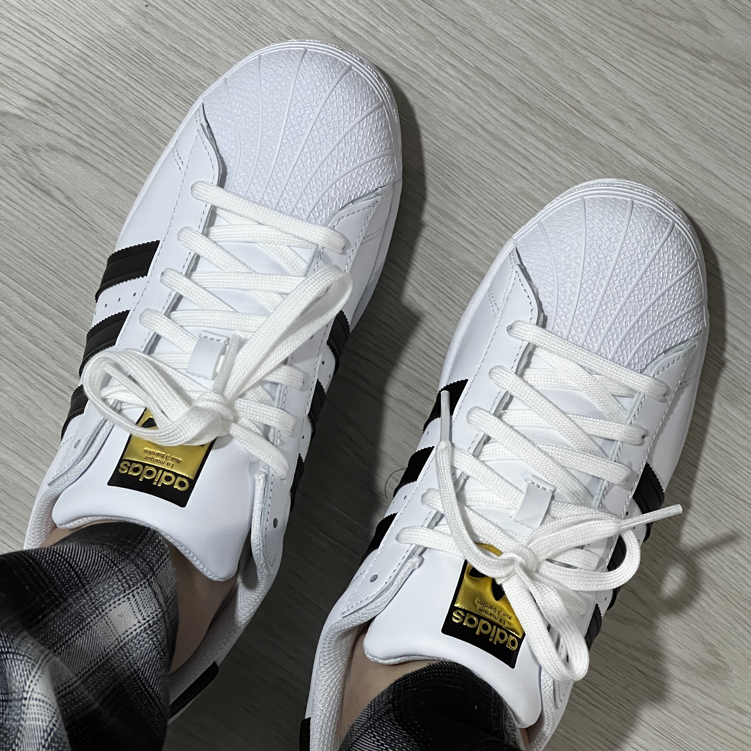Adidas Superstar White Black 착용 스타일