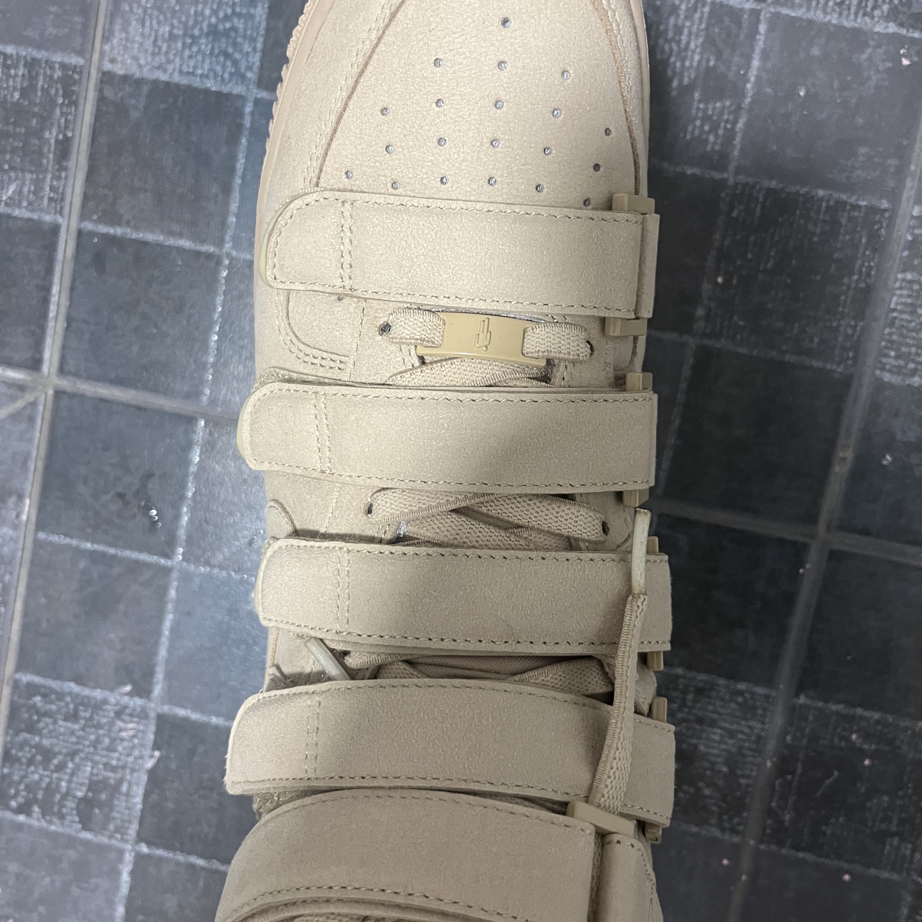 Nike x Billie Eilish Air Force 1 High '07 SP Mushroom 착용 스타일