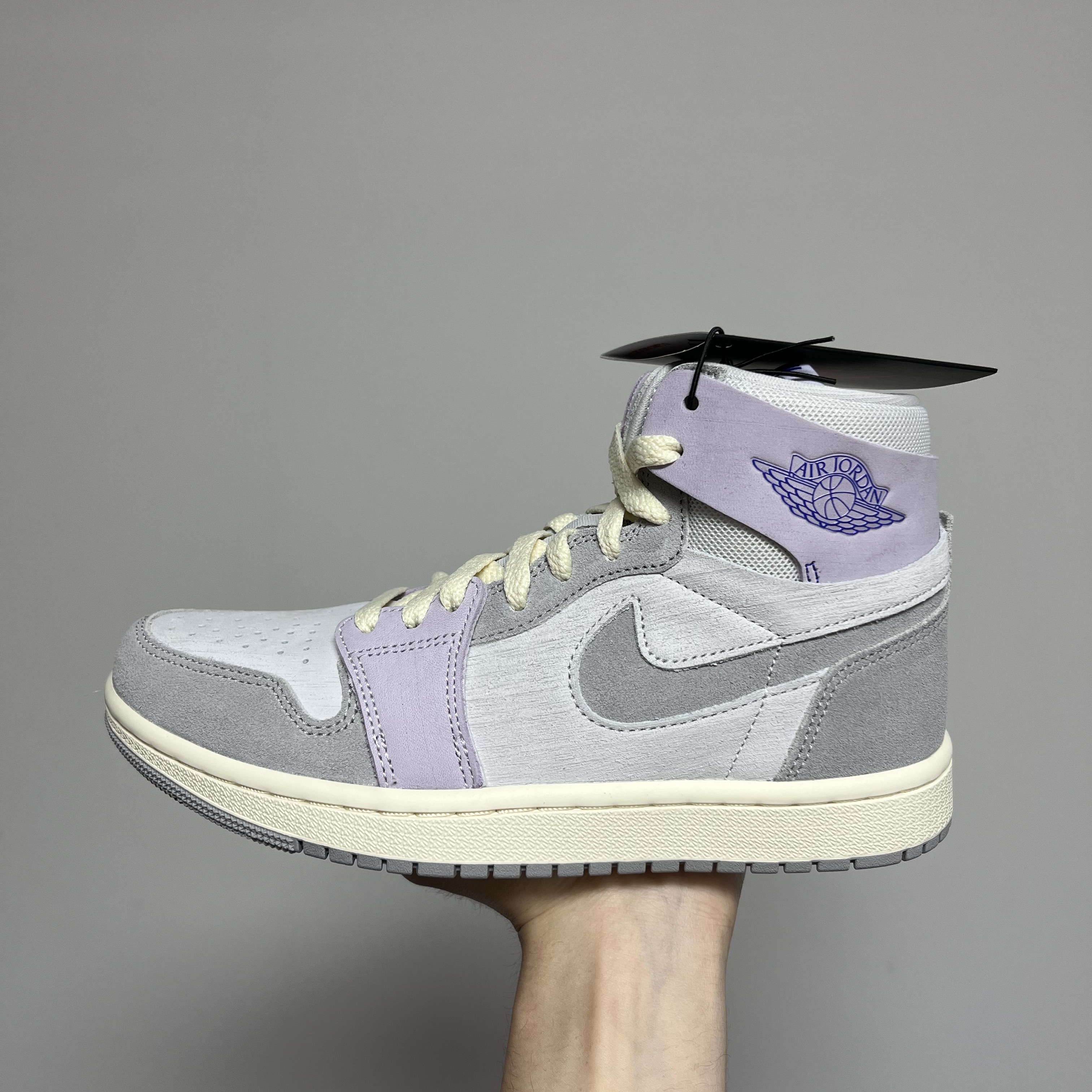 (W) Jordan 1 Zoom Air CMFT 2 Light Smoke Grey and Barely Grape 착용 스타일 - 1