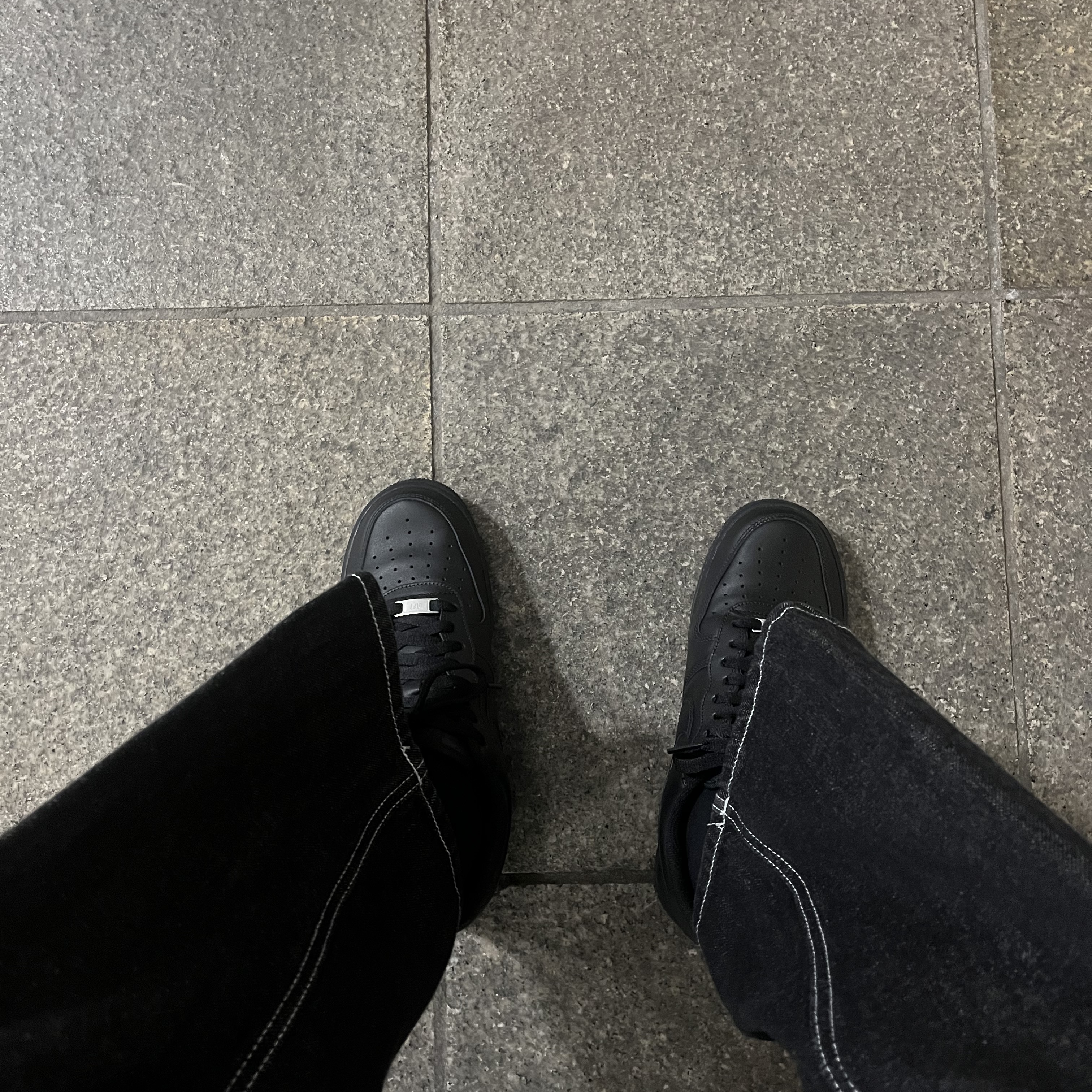 Nike Air Force 1 '07 Low Triple Black 착용 스타일