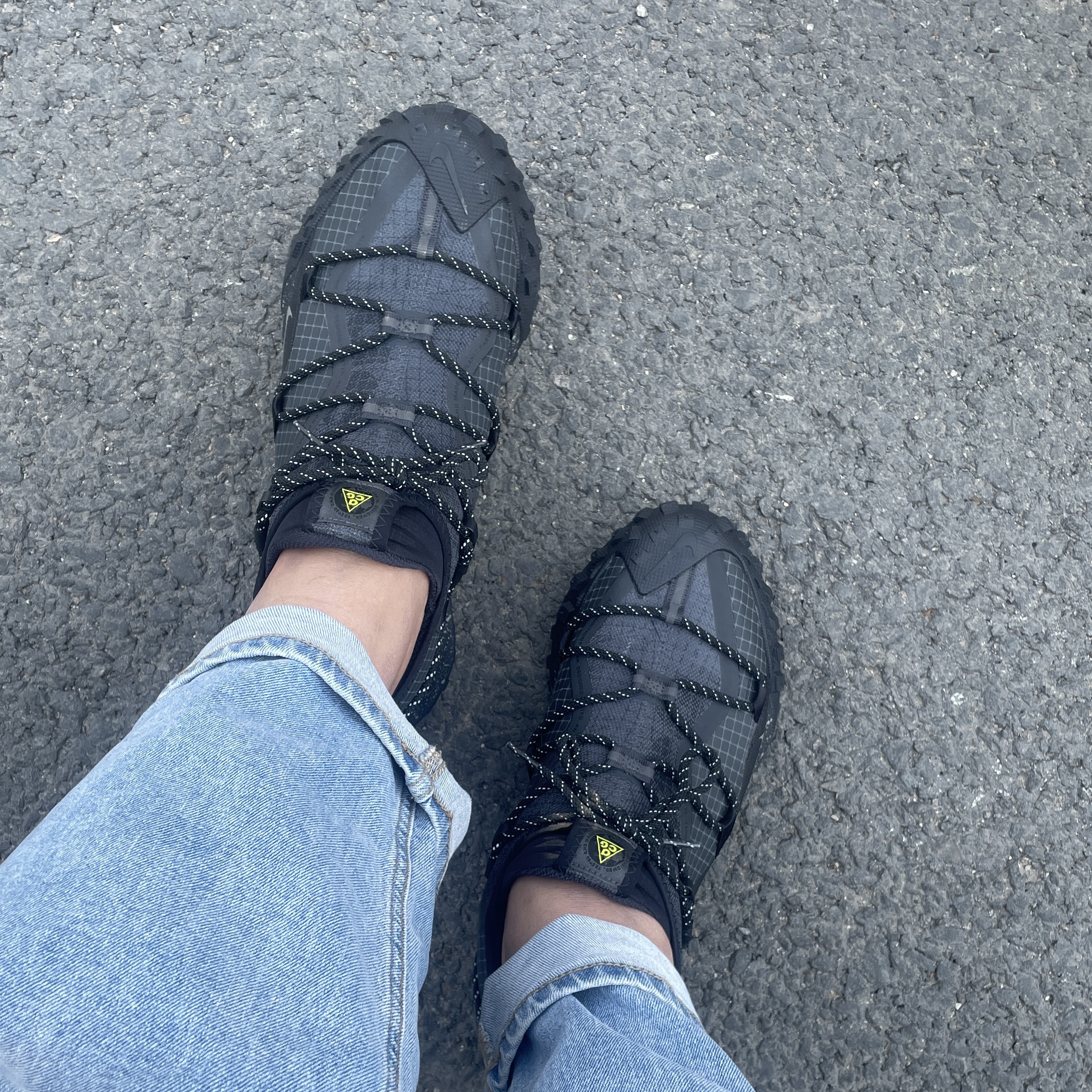 Nike ACG Mountain Fly Low Gore-Tex SE Dark Smoke Grey 착용 스타일