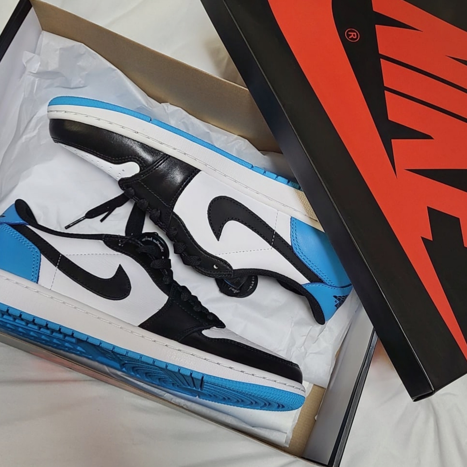 Jordan 1 Retro Low OG Black and Dark Powder Blue 착용 스타일