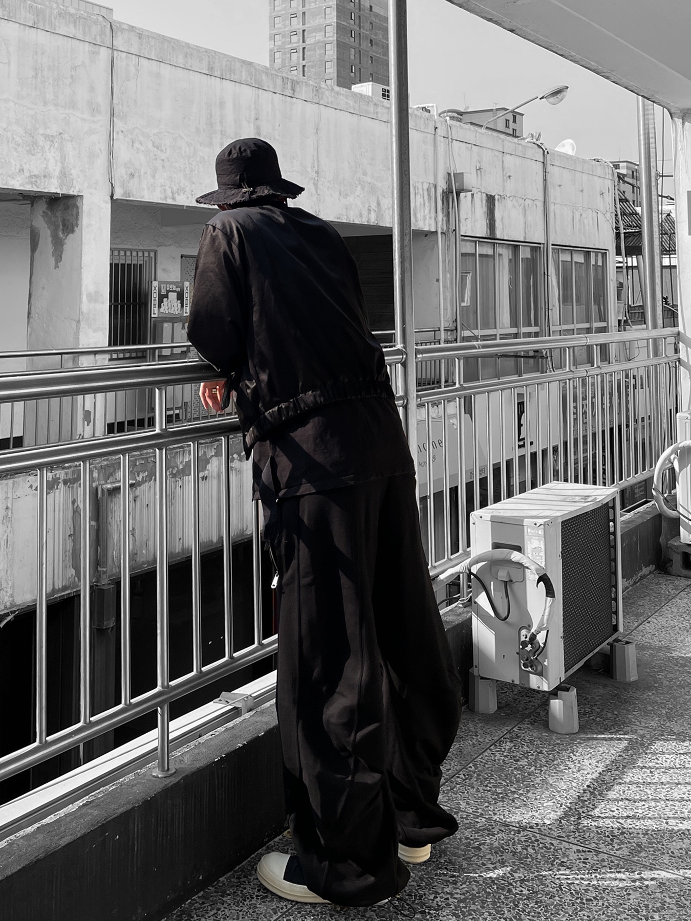 Rick Owens Full Grain Calf Leather Sneakers Black Milk White, Jacquemus Le Bob Artichaut Bucket Hat Black 착용 스타일 - 3