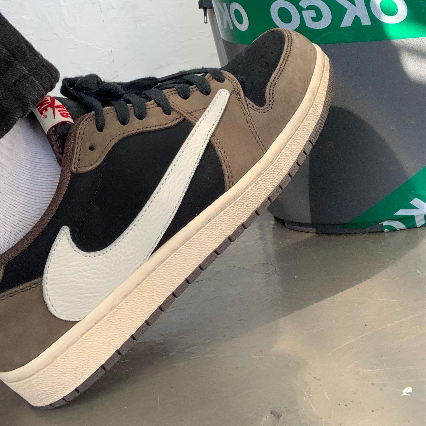 Jordan 1 x Travis Scott Retro Low OG SP Mocha 착용 스타일 - 2