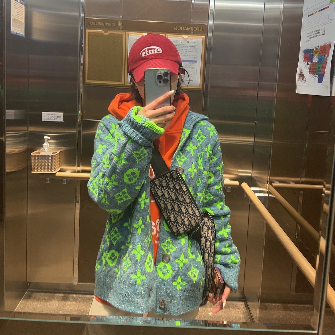 Louis Vuitton Signature Cardigan Multicolor, Dior Maxi Saddle Bag Grained Calfskin Black 착용 스타일 - 1