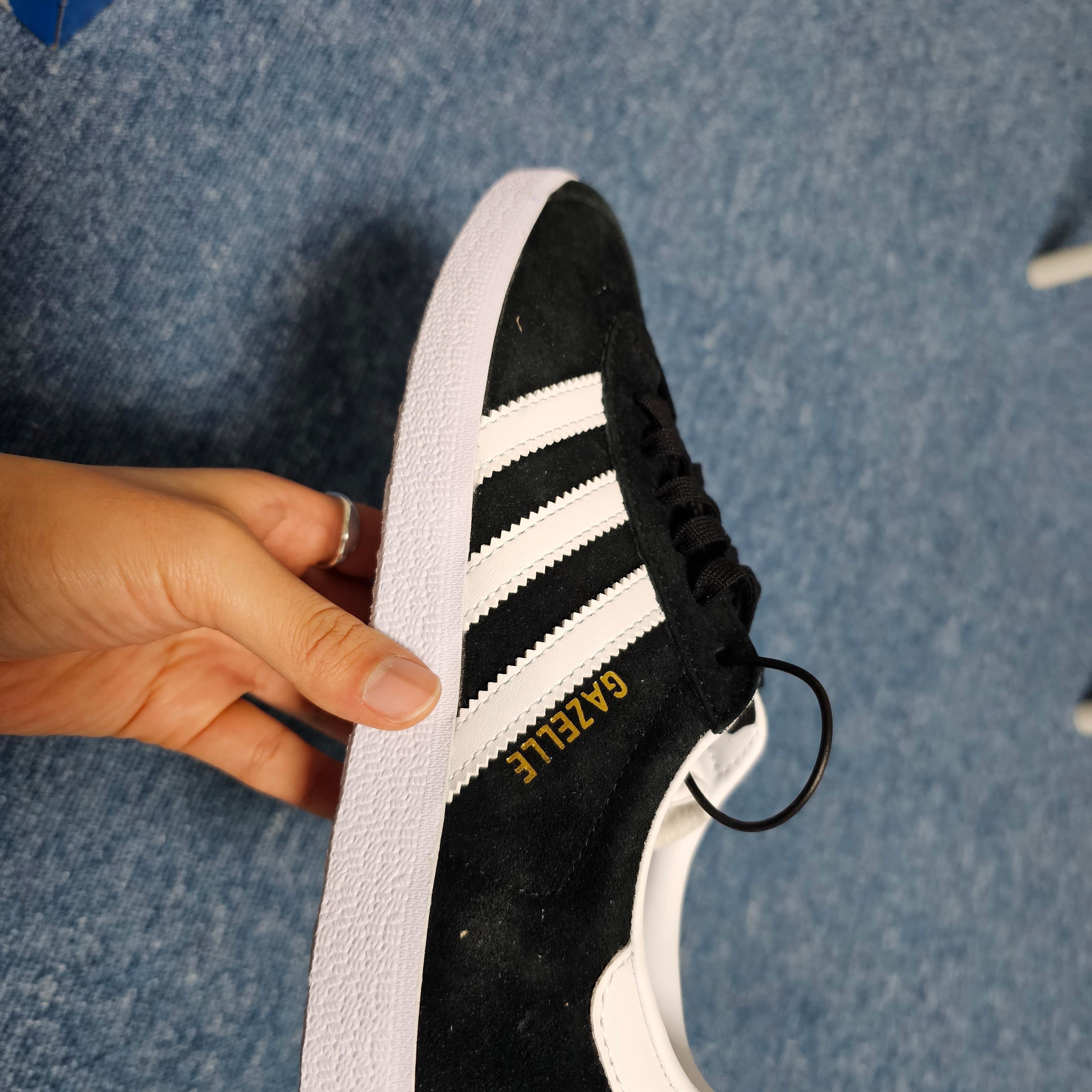 Adidas Gazelle Core Black White 착용 스타일 - 1