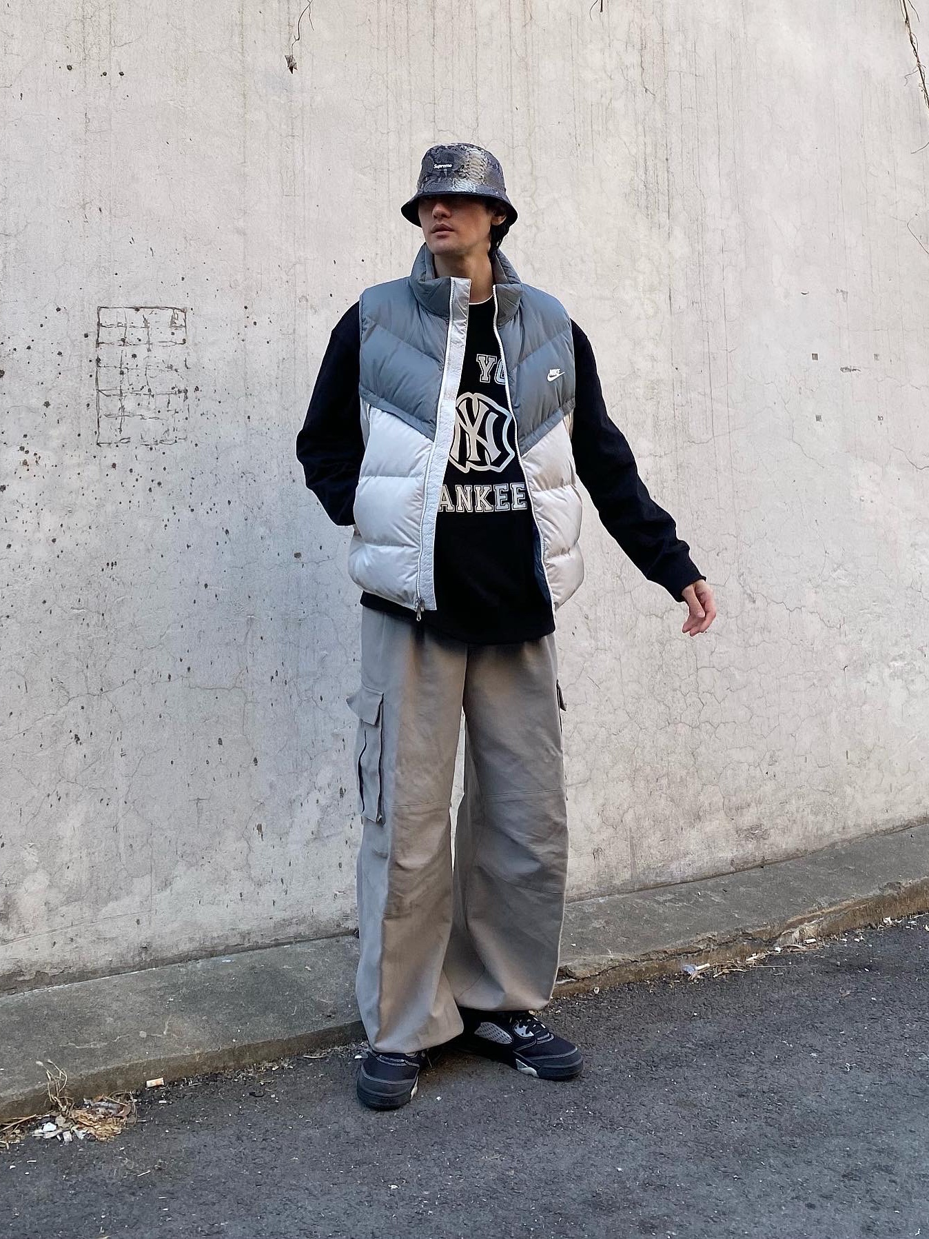 Jordan 5 Retro Anthracite, Supreme x The North Face Snakeskin Packable Reversible Crusher Black - 18SS 착용 스타일 - 1