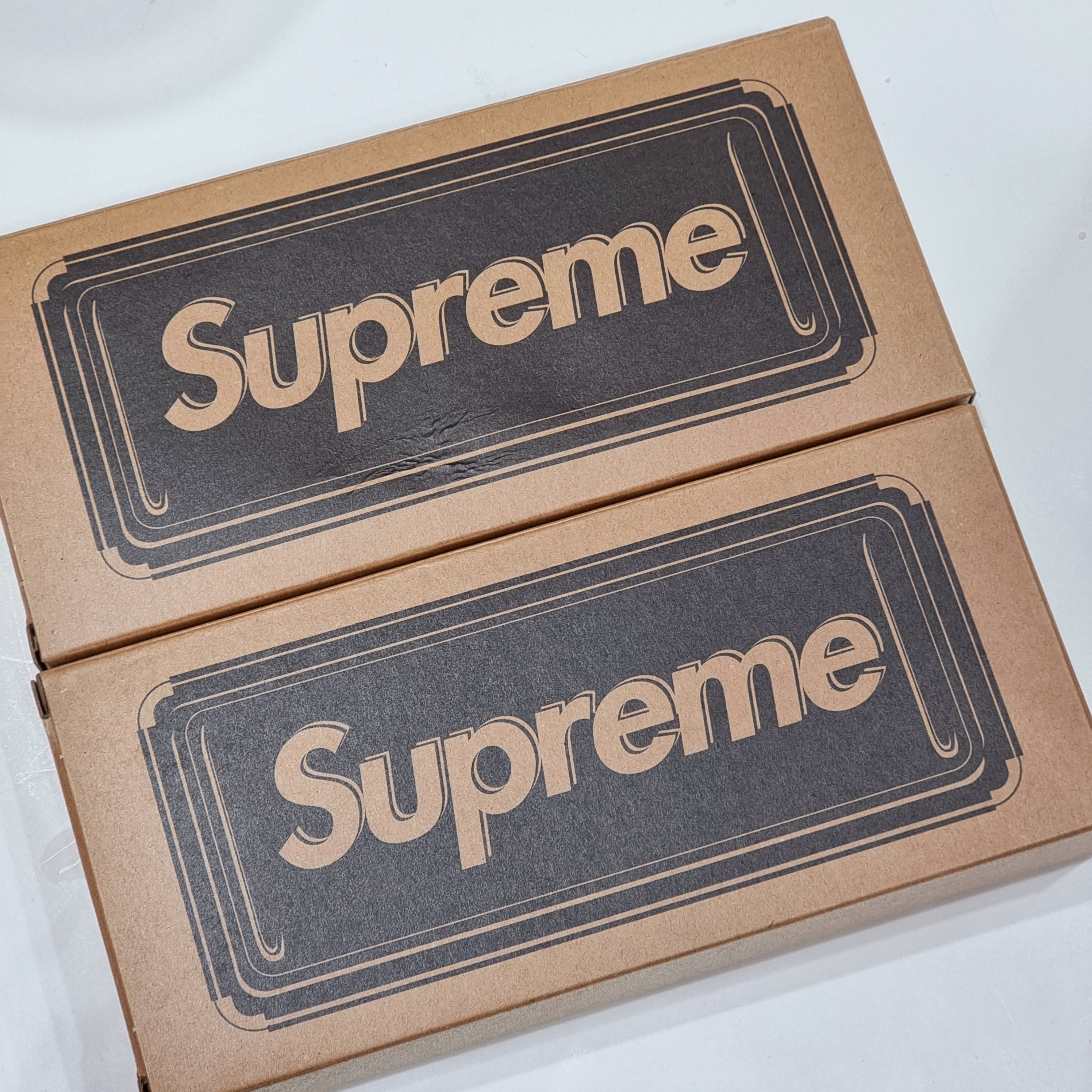 Supreme x Dulton Tray Red - 23SS, Supreme x Dulton Tray Yellow - 23SS 착용 스타일 - 3