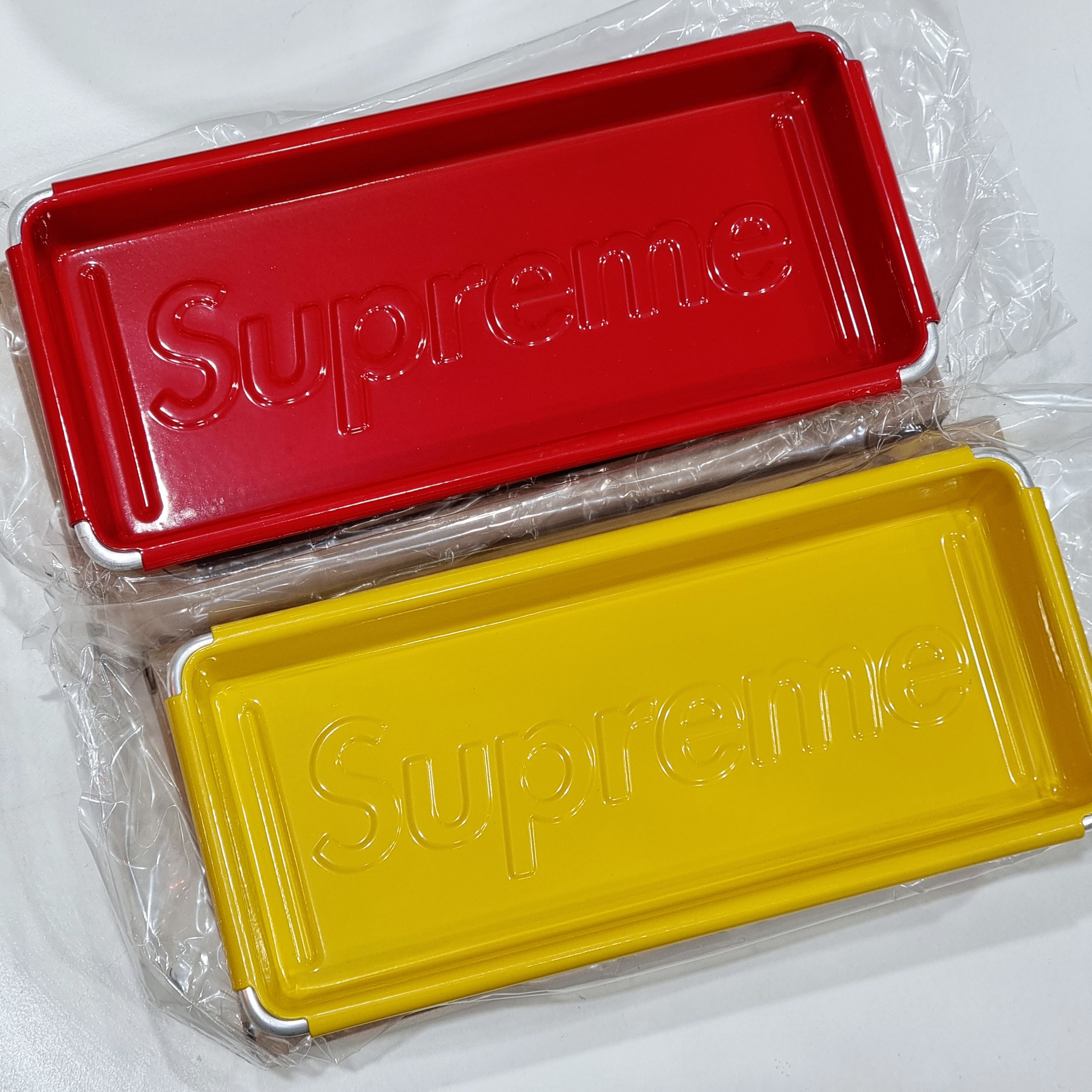 Supreme x Dulton Tray Red - 23SS, Supreme x Dulton Tray Yellow - 23SS 착용 스타일 - 1