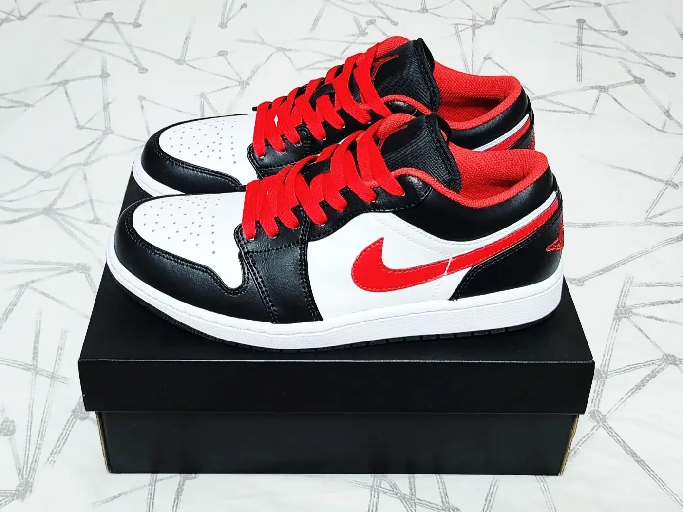 Jordan 1 Low Black Fire Red 착용 스타일 - 2