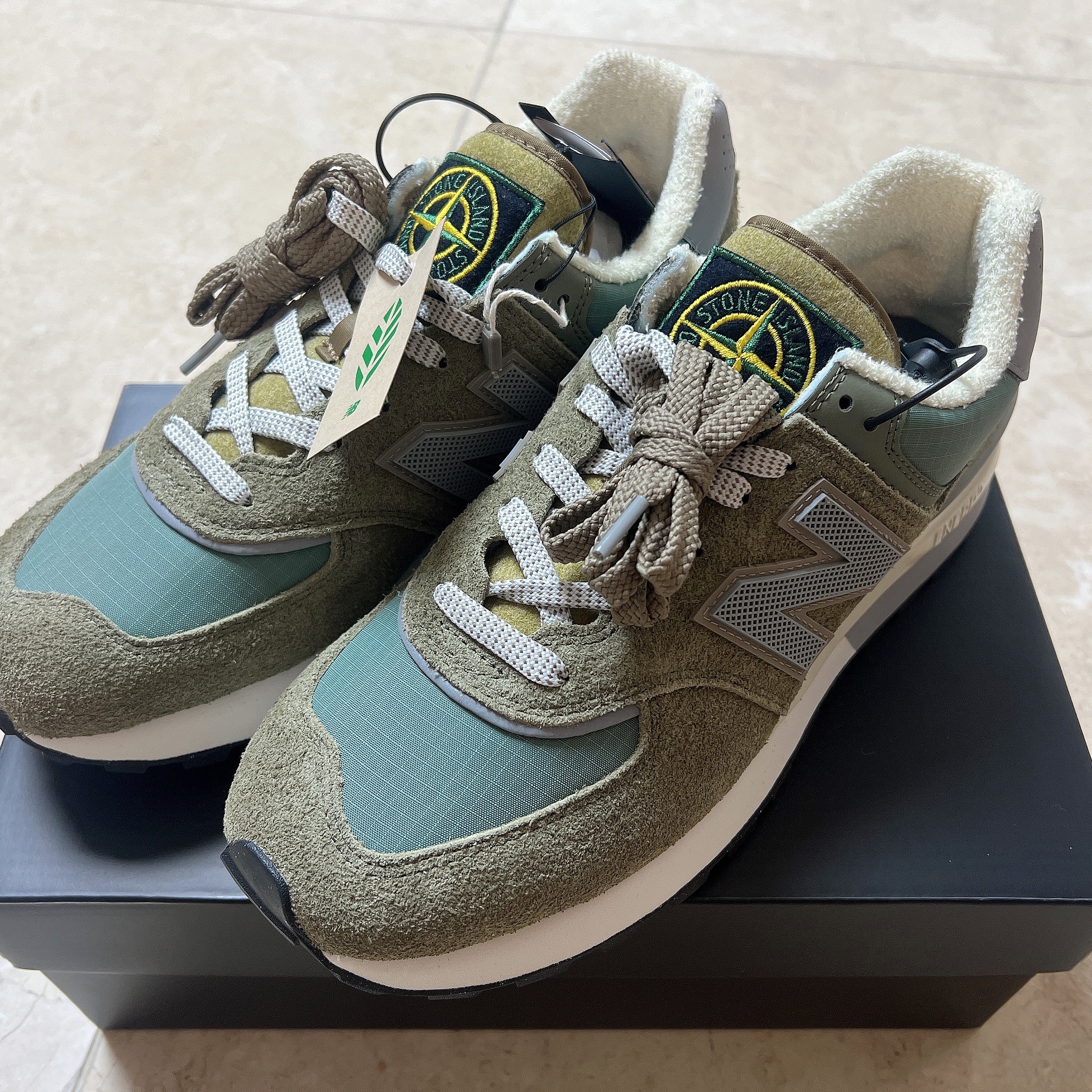 New Balance x Stone Island 574 Legacy Green 착용 스타일 - 1