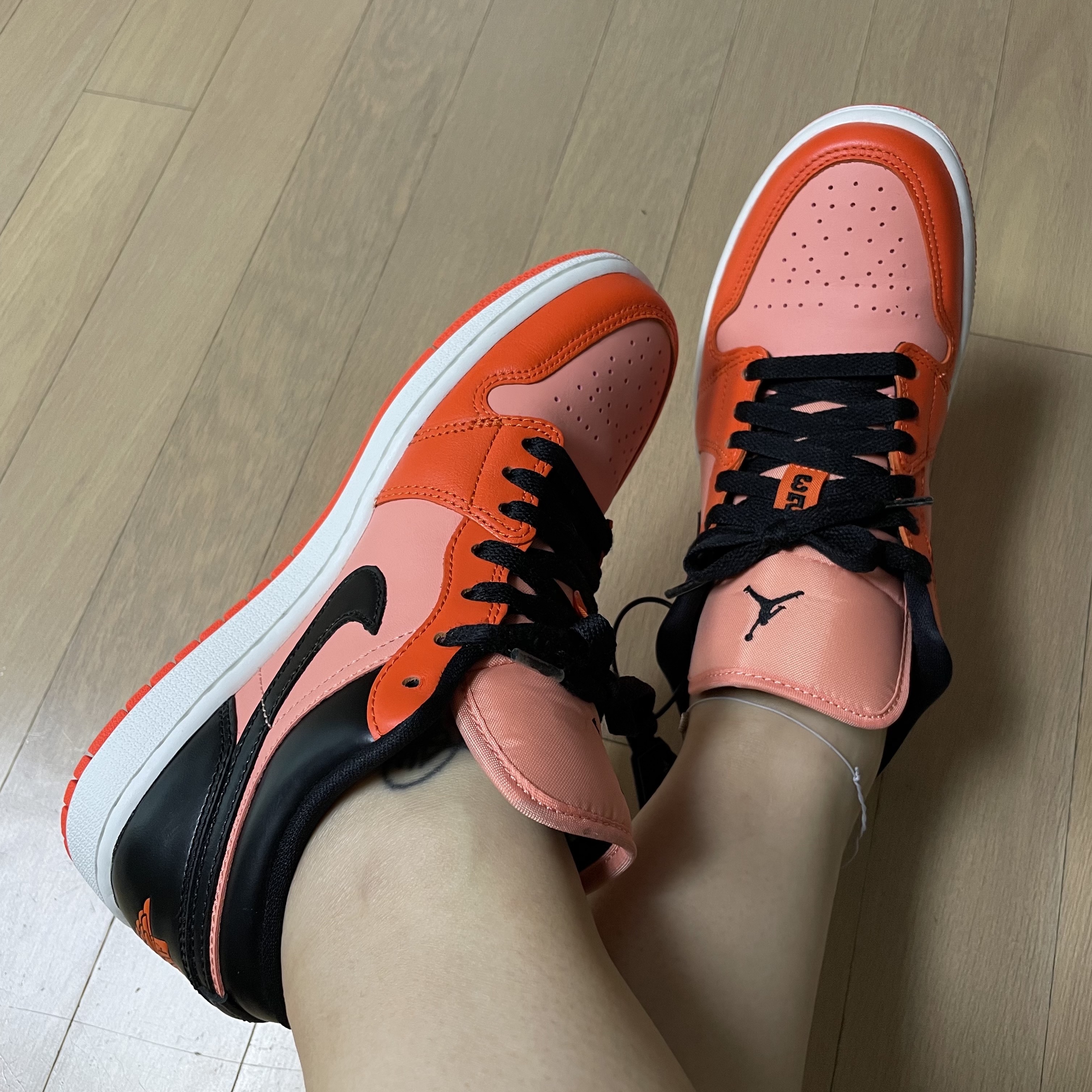 (W) Jordan 1 Low SE Rush Orange Black 착용 스타일 - 2