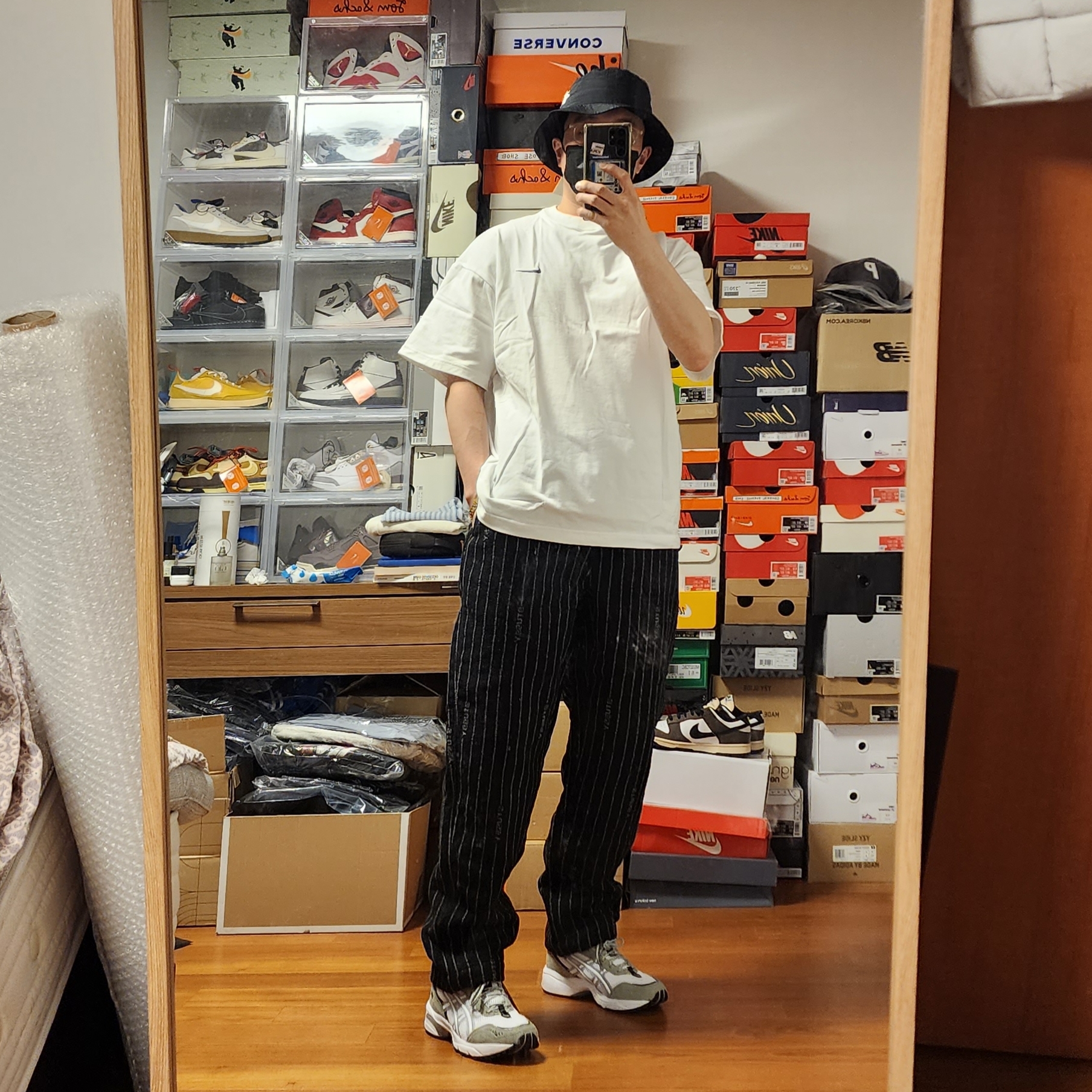 Nike x Stussy T-Shirt White (DV1774-100), Nike x Stussy NRG Striped Wool Pants Black (DR4021-010) 착용 스타일 - 1