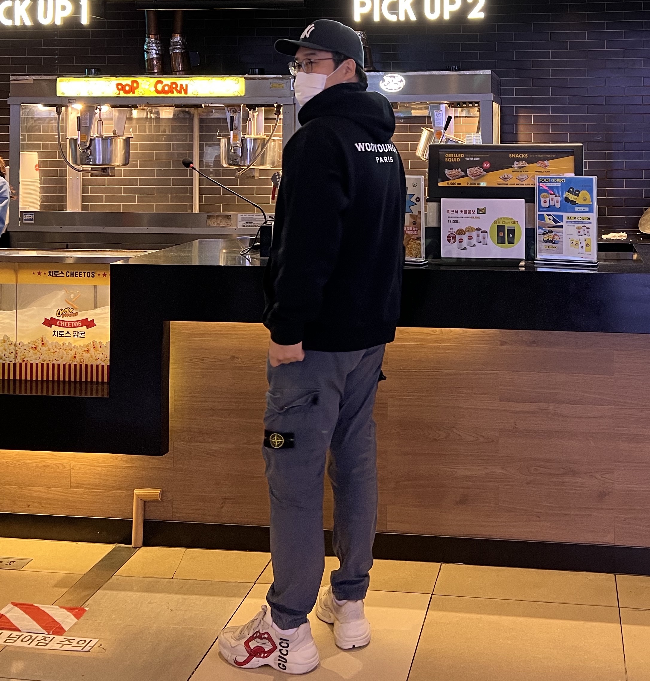 Wooyoungmi Cotton White Back Logo Hoodie Black - 22FW 착용 스타일