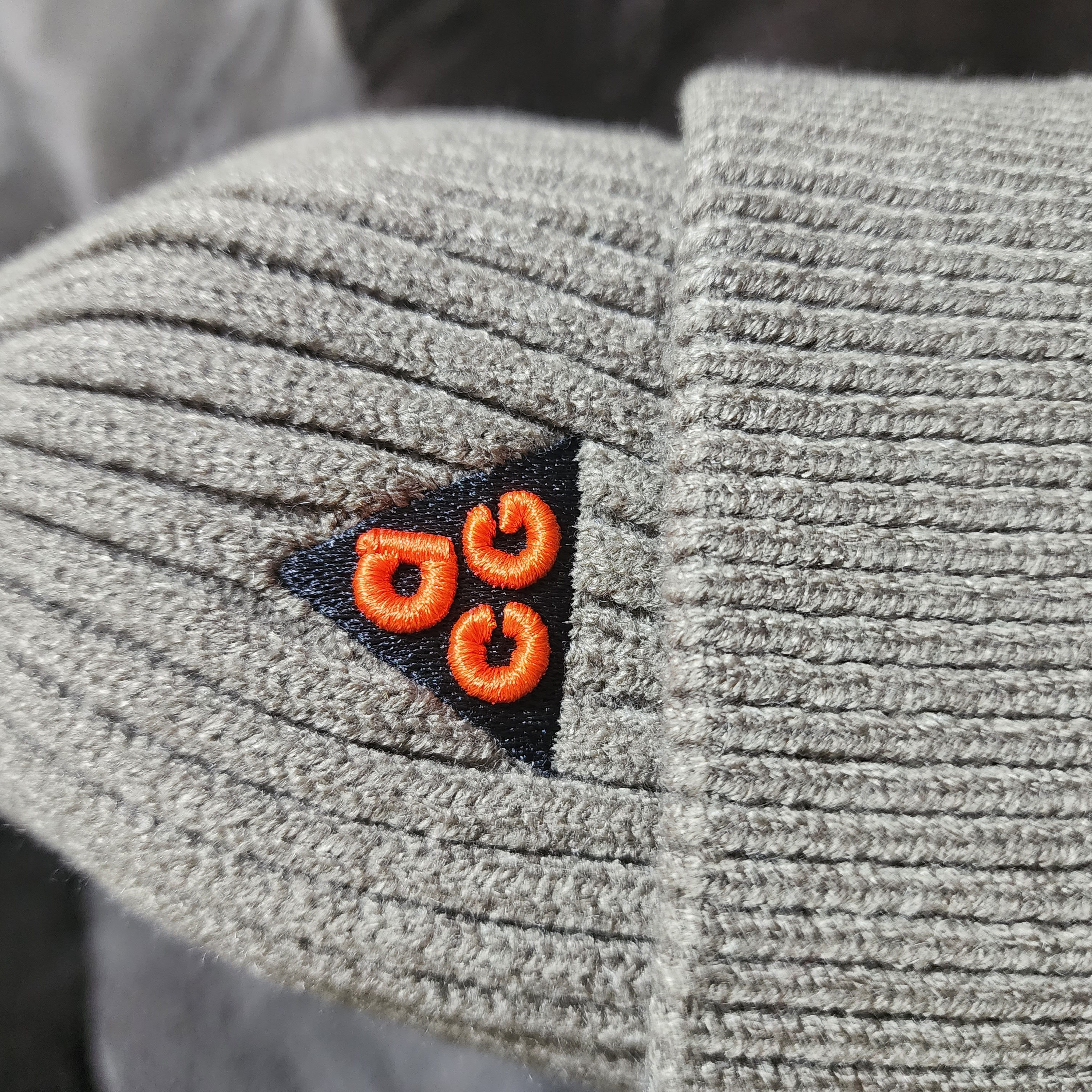 Nike NRG ACG Cuffed Beanie Olive Grey 착용 스타일 - 3