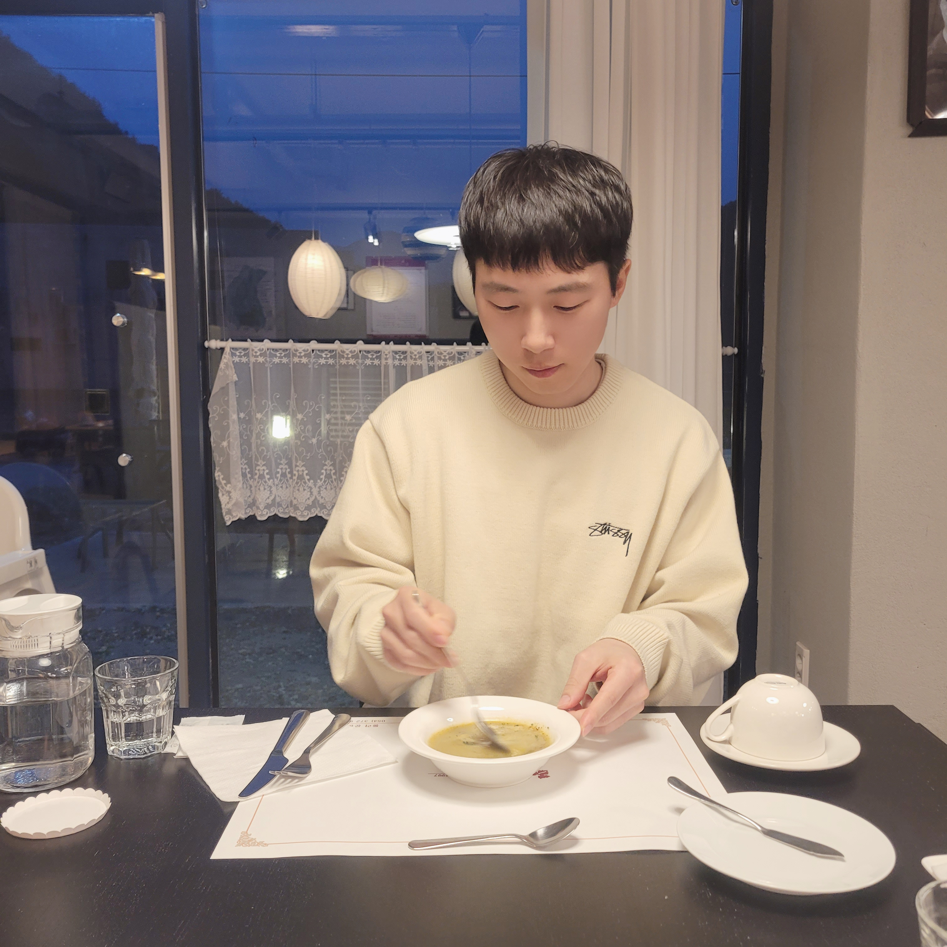 Stussy Care Label Sweater Natural 착용 스타일