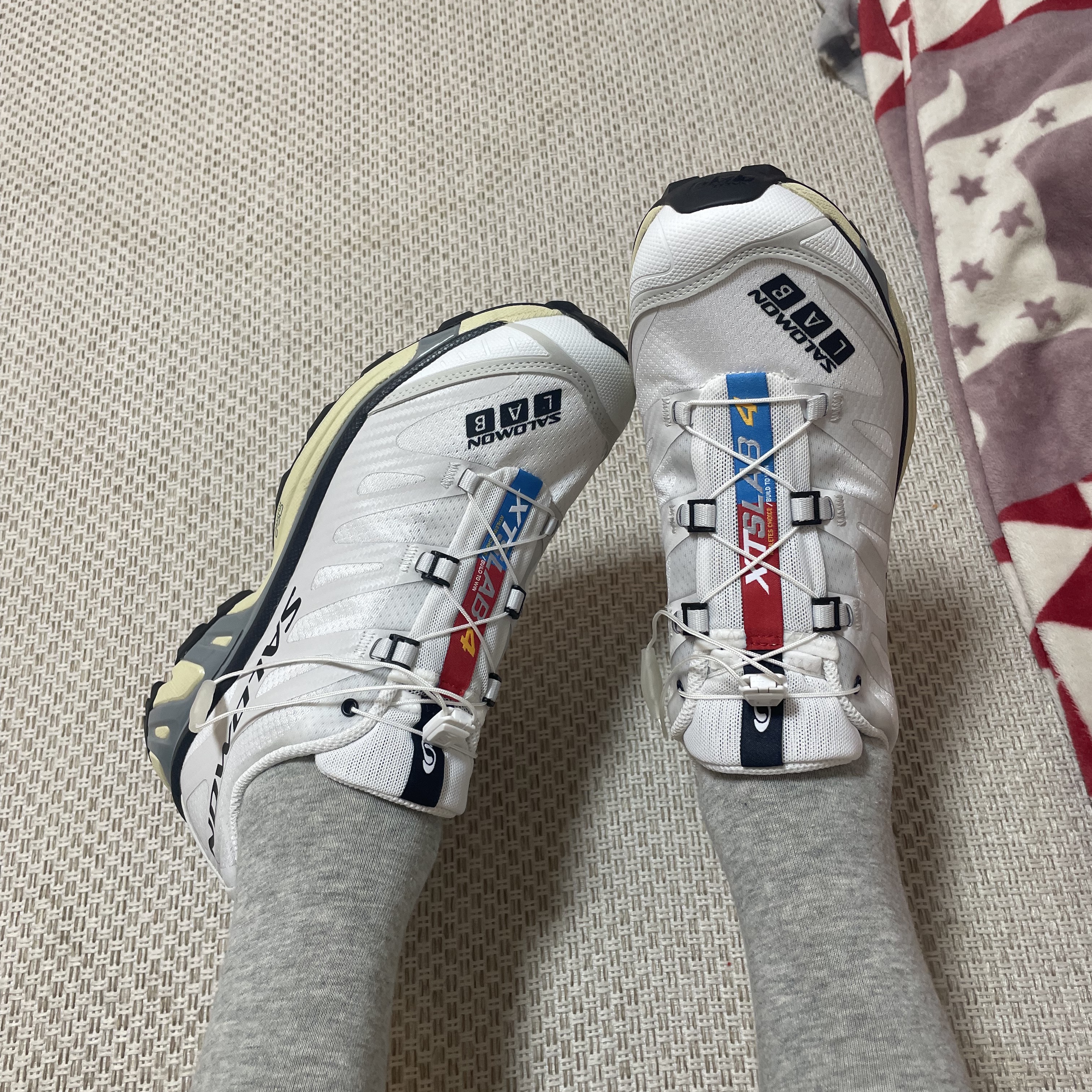 Salomon XT-4 White Lunar Rock 착용 스타일