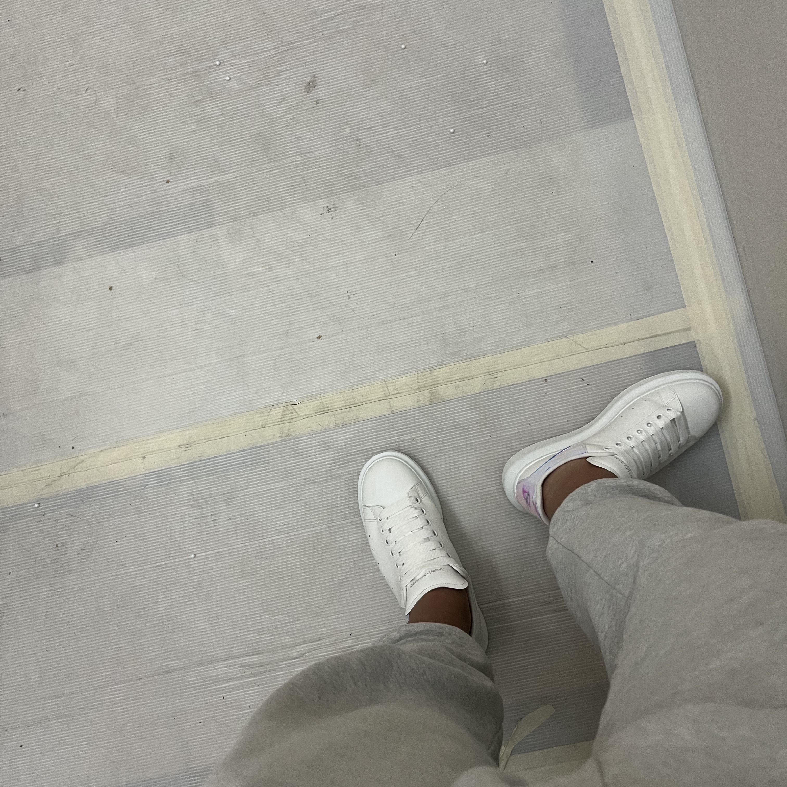 Alexander McQueen Oversized Sneakers White Shock Pink 착용 스타일