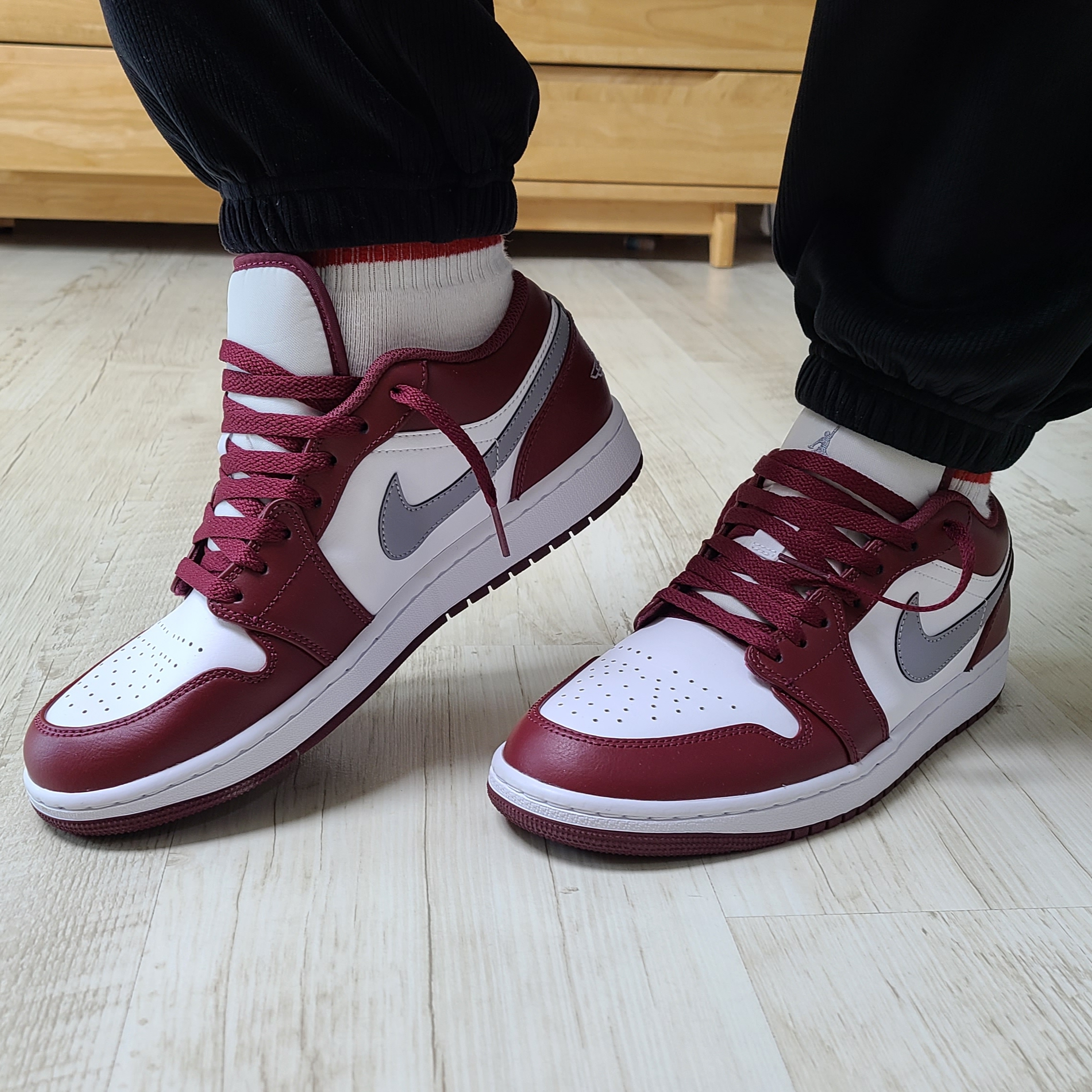 Jordan 1 Low Cherrywood Red 착용 스타일