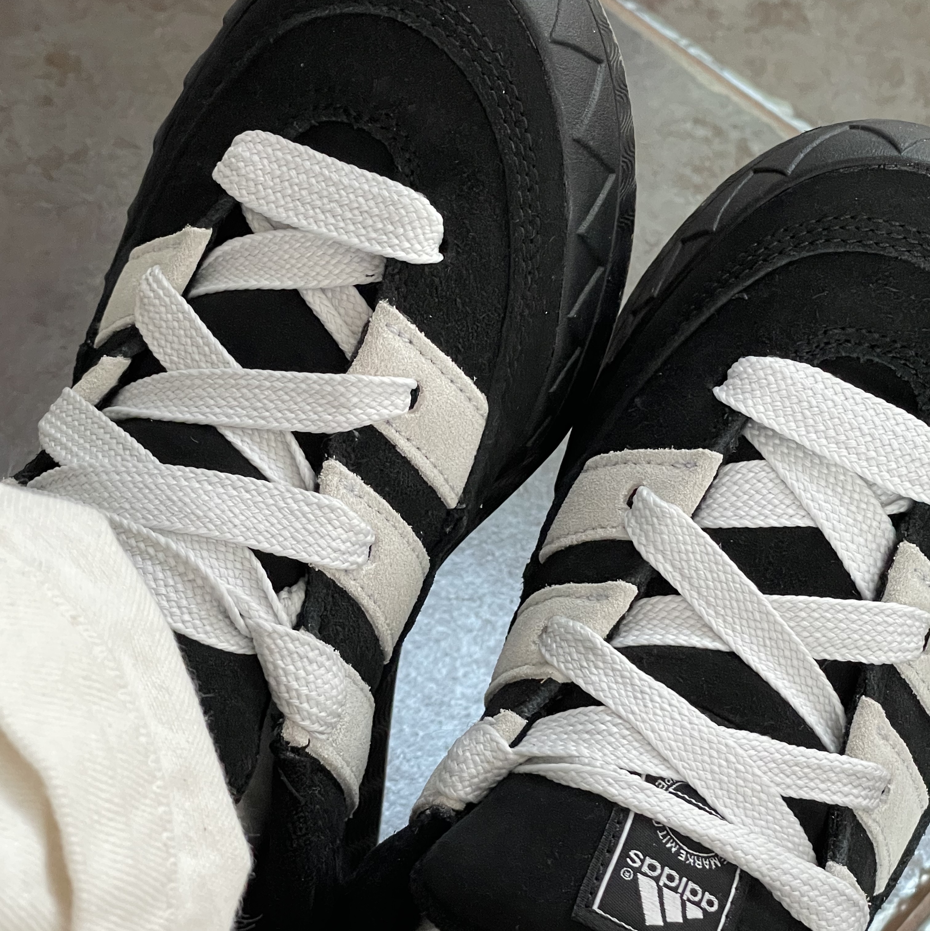 Adidas Adimatic Core Black Crystal White 착용 스타일 - 2