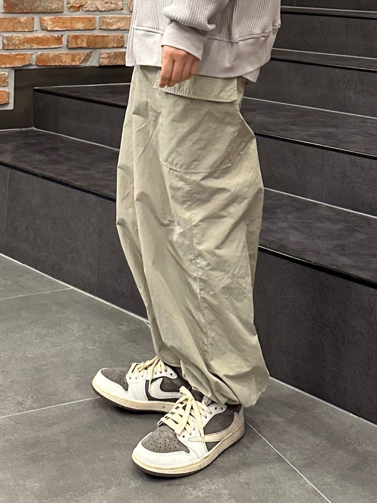 Jordan 1 x Travis Scott Retro Low OG SP Sail and Ridgerock 착용 스타일 - 3
