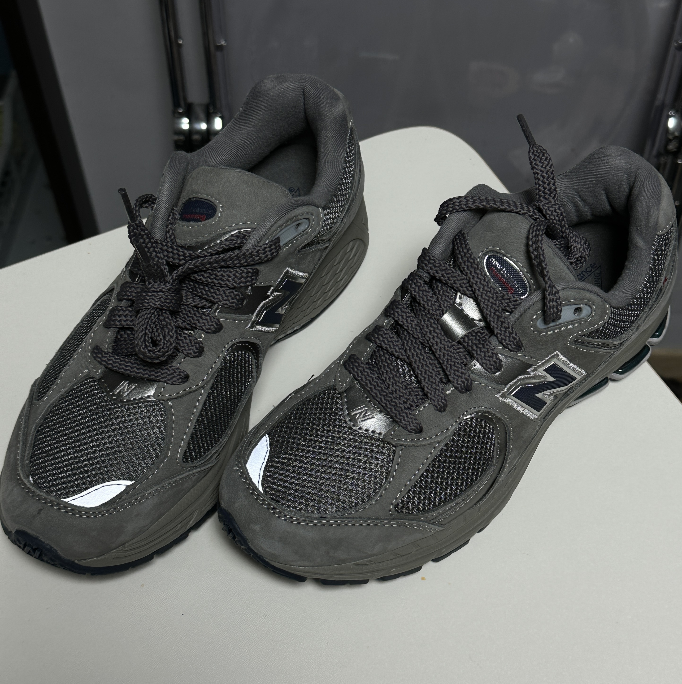 New Balance 2002R Gray 착용 스타일 - 1