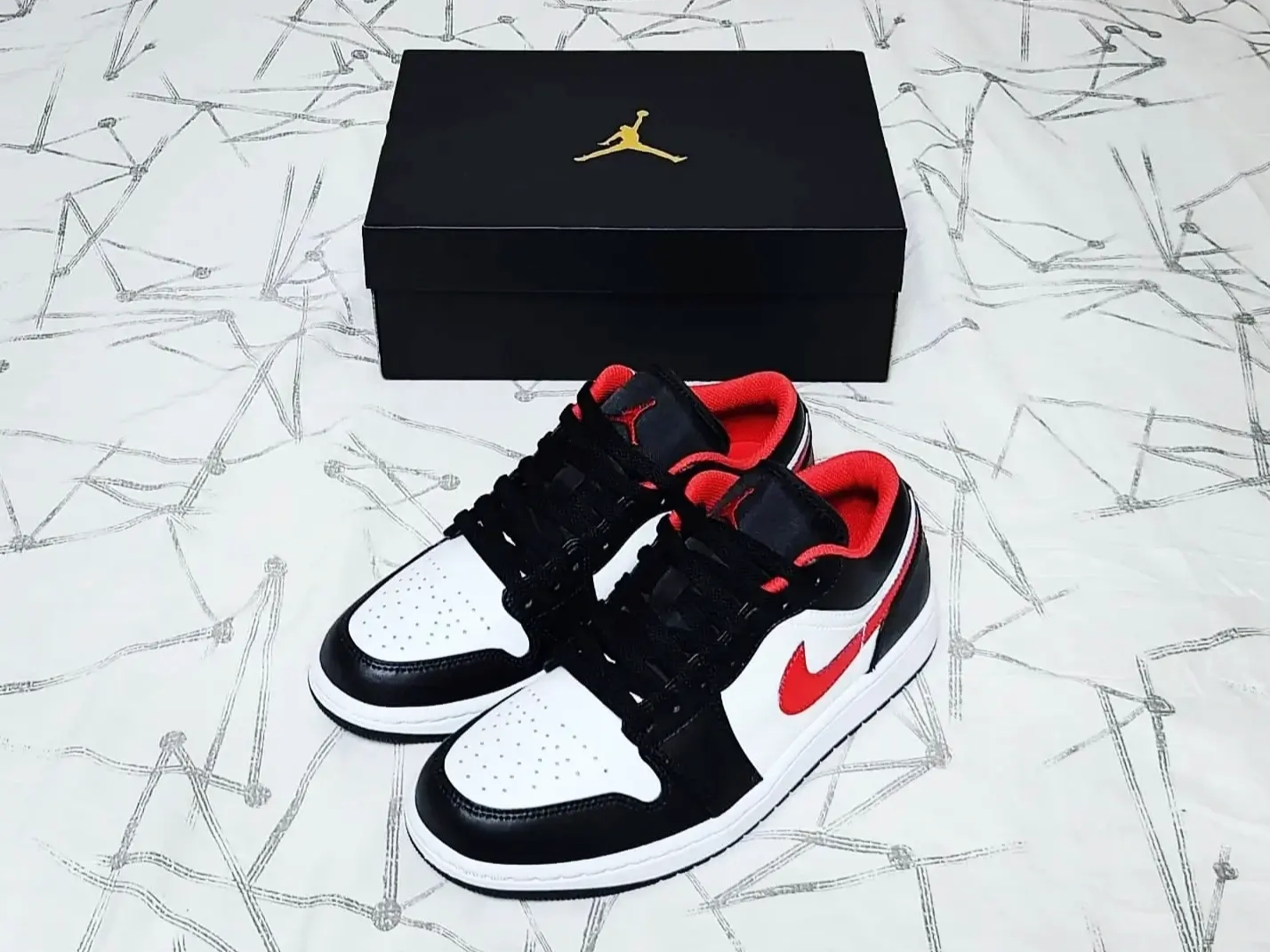 Jordan 1 Low Black Fire Red 착용 스타일 - 5