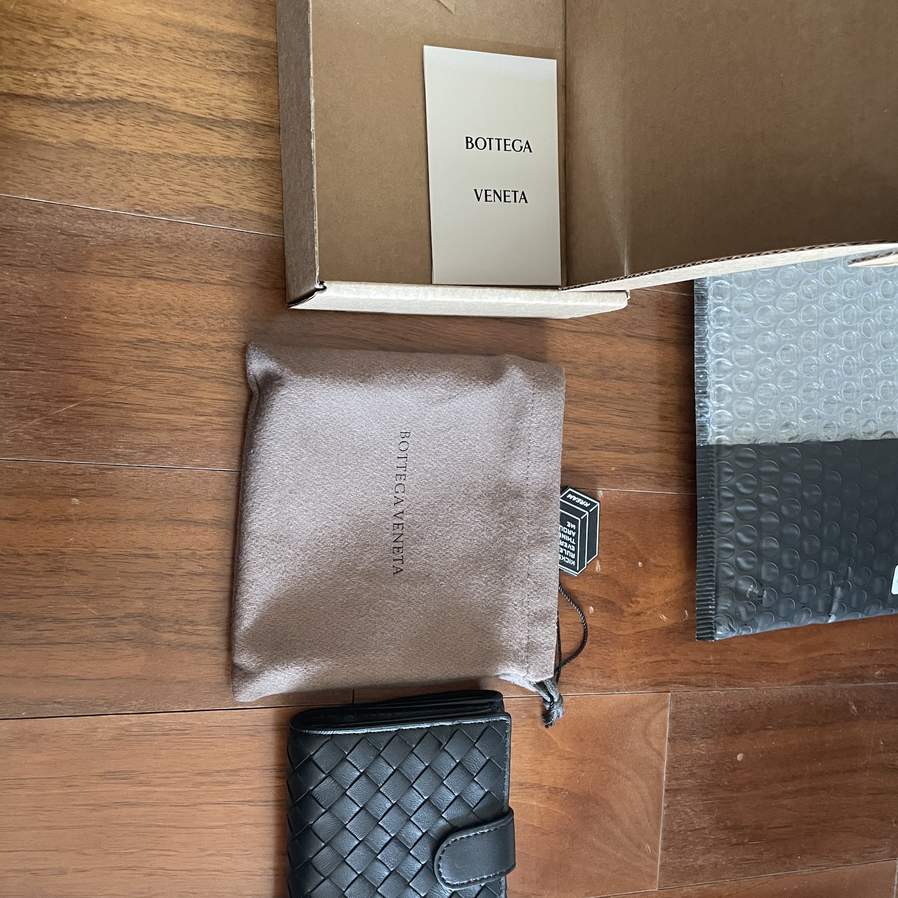 Bottega Veneta Mini Wallet Black 착용 스타일